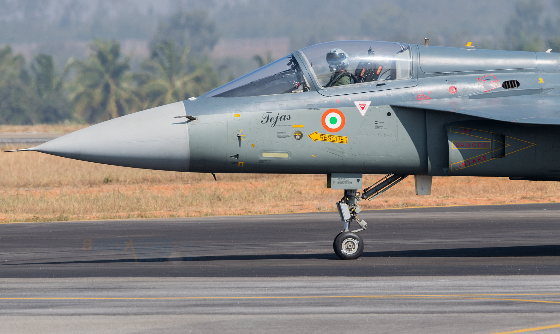 印度成功试飞第8架LCA量产型战机 可飞行的光