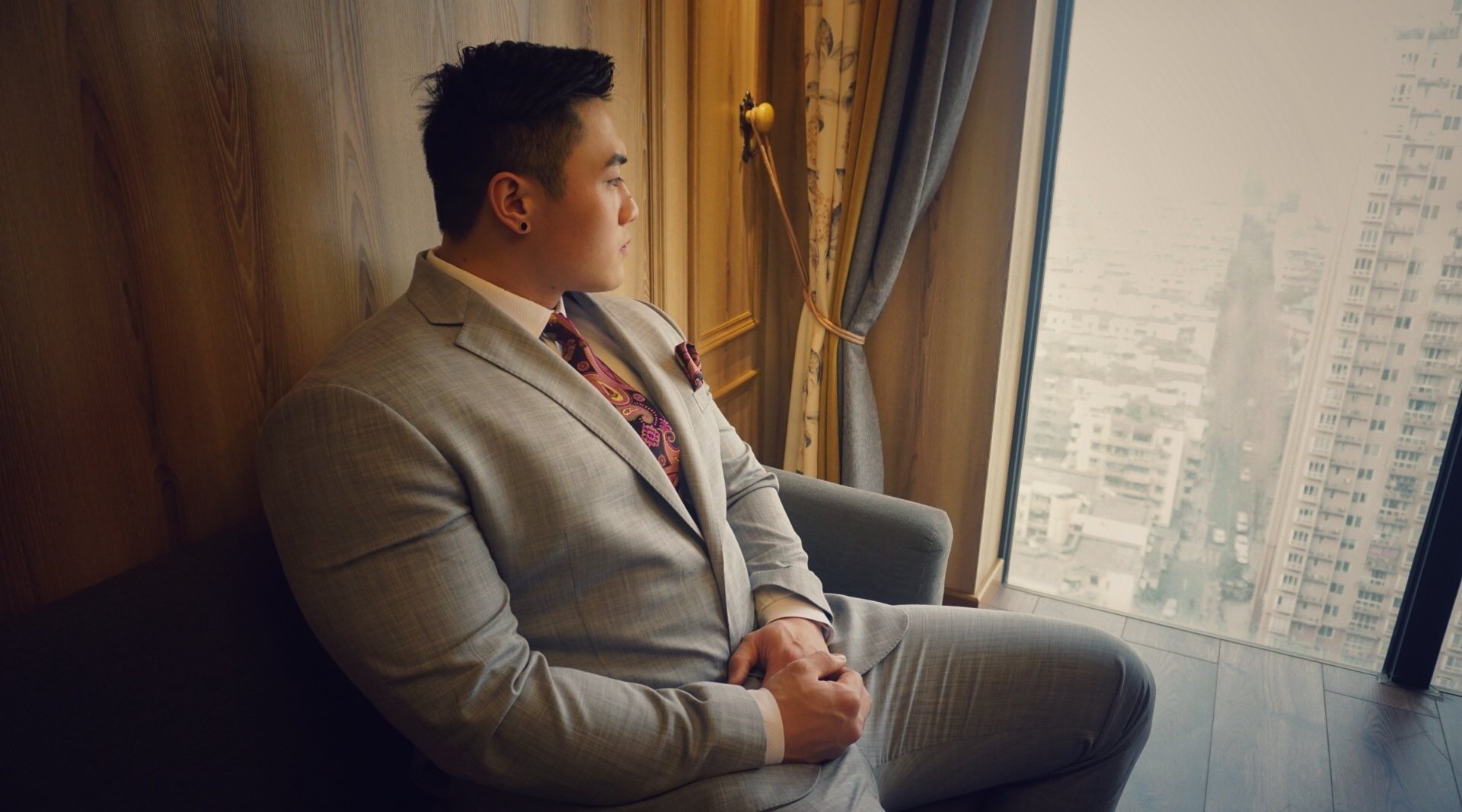 【肌肉男也有精致的生活】当生活中的西南巨无霸穿上了量身定制的西装