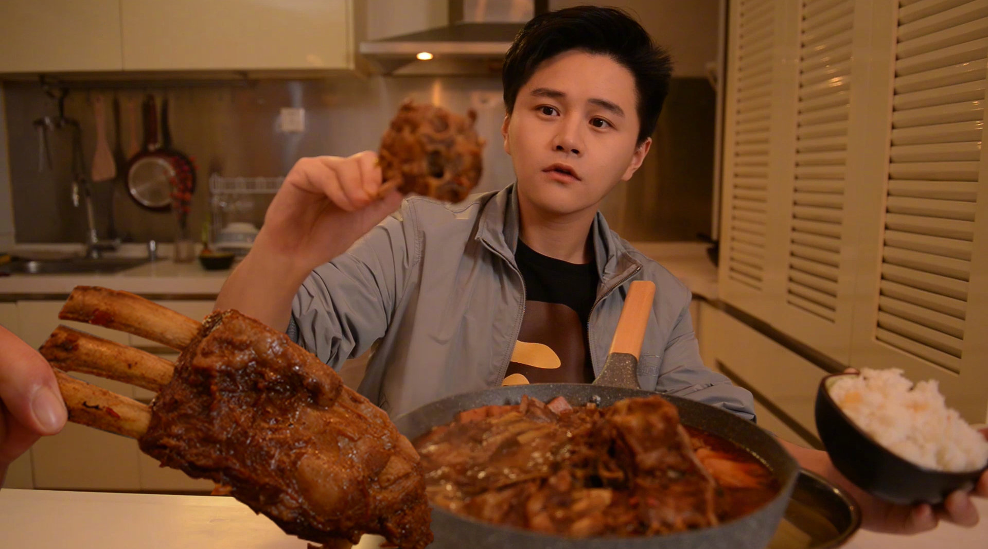 三岁小孩大喊"放开我的女人"唱情歌告白美女,看的全场嗨笑