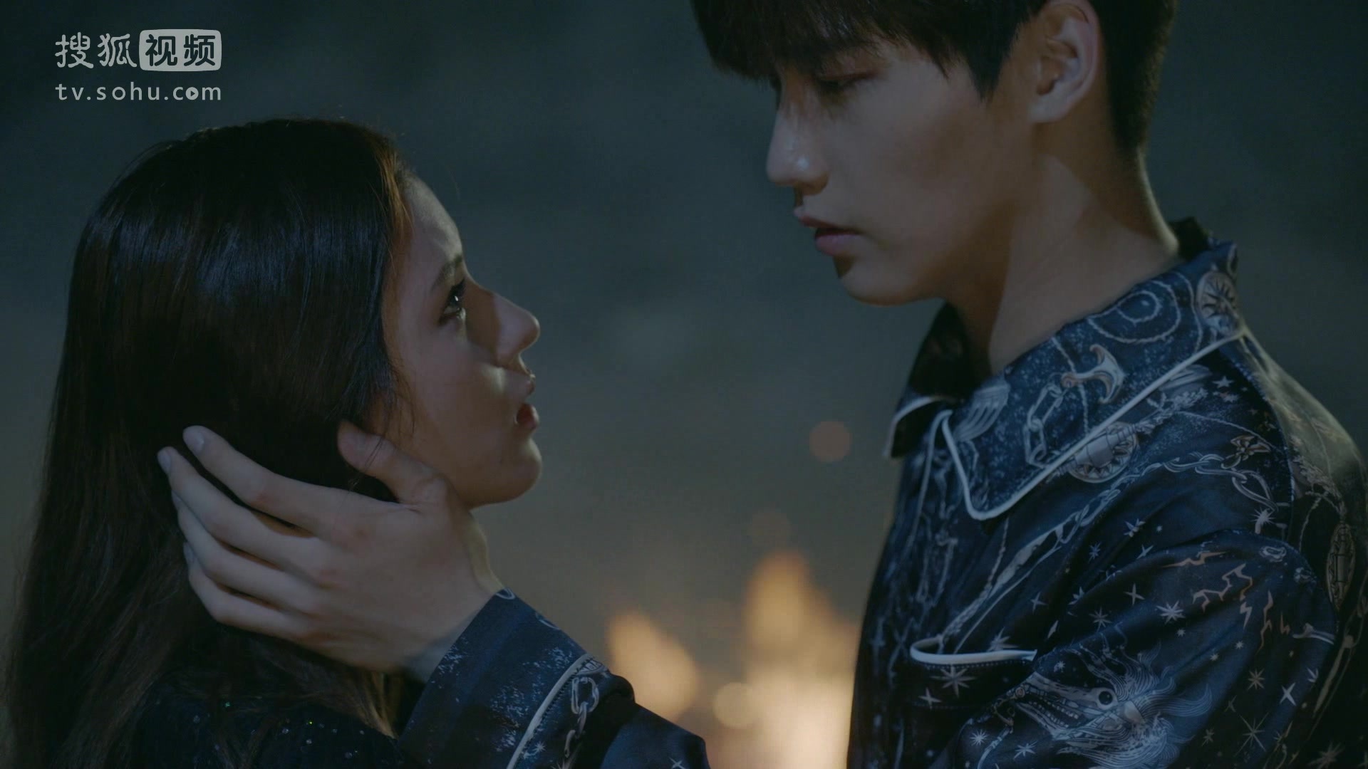 【无法拥抱的你吻戏】霸道总裁式拥吻好浪漫啊 现在的我要去减肥了,不