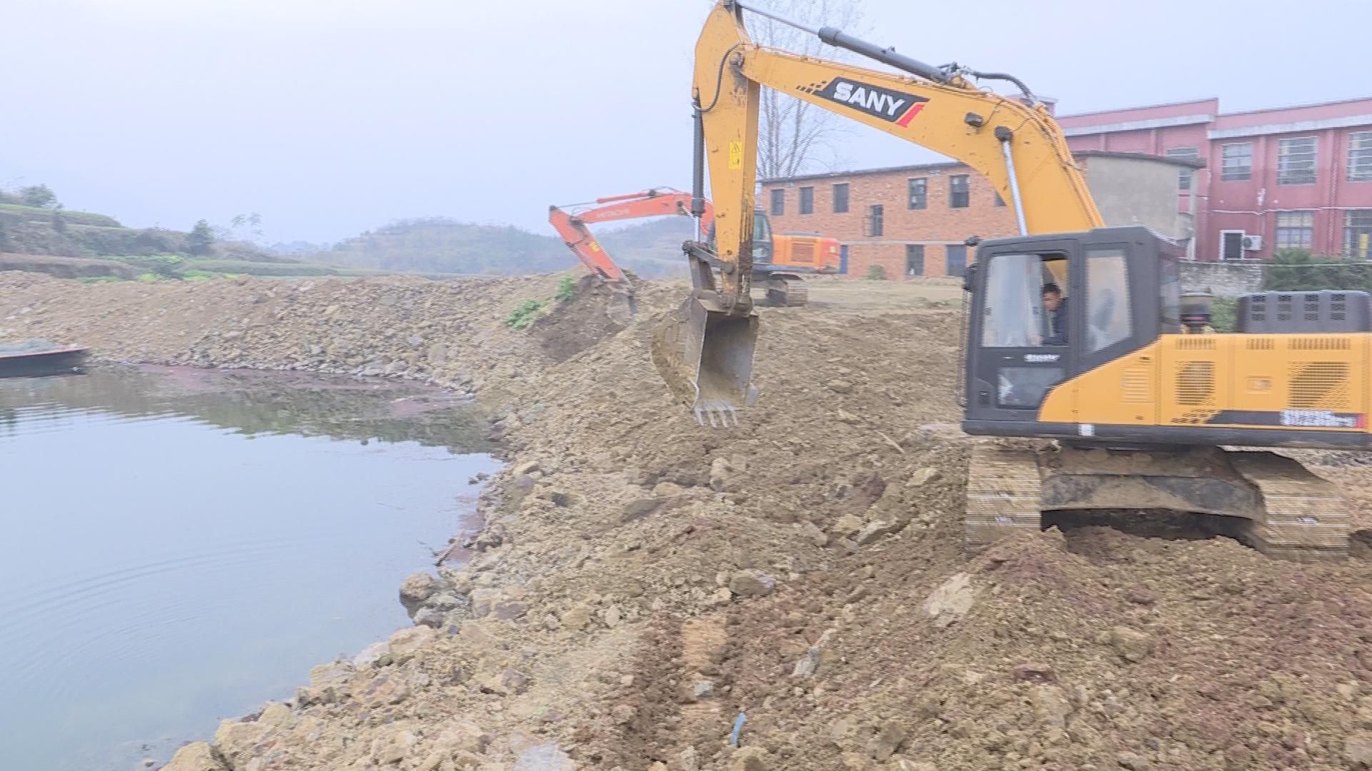 阳新多部门在王英展开强制清除非法填库渣土行动