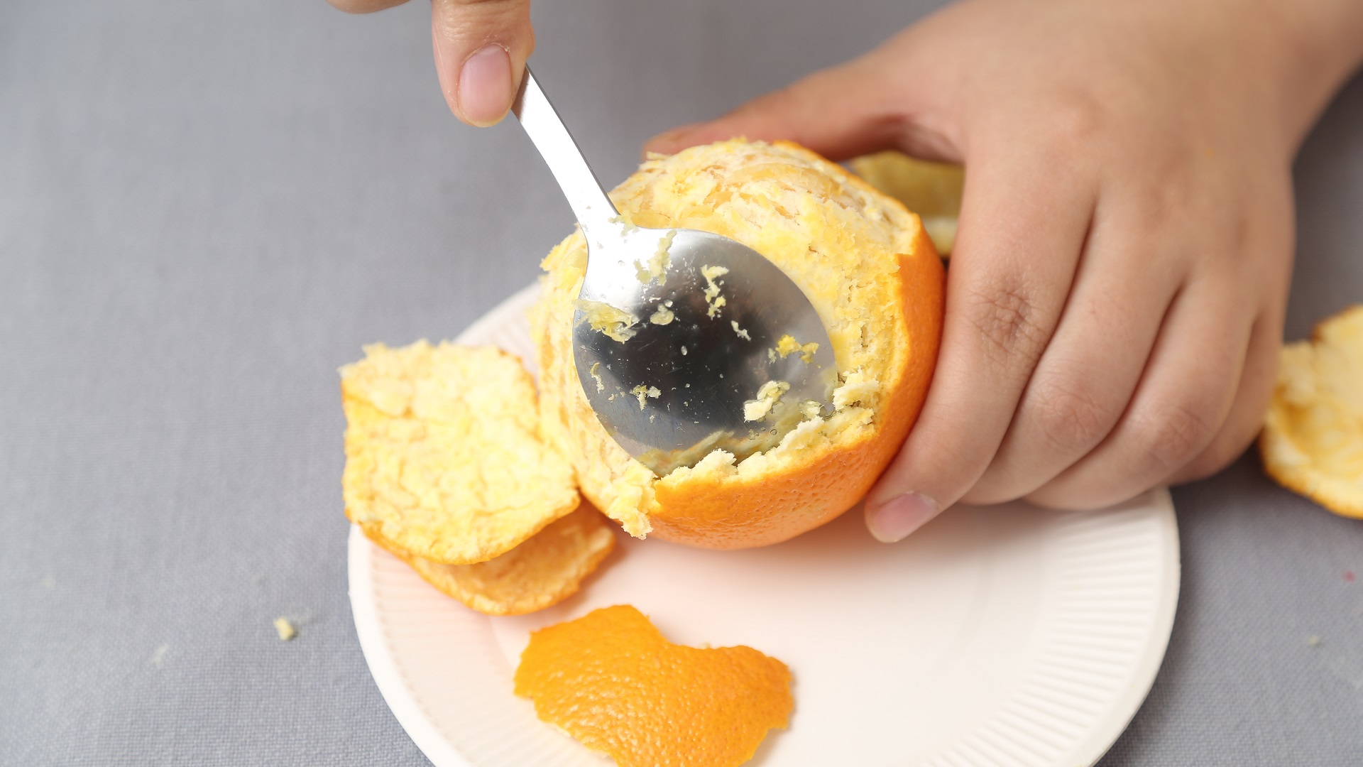 这样剥橙子快捷又方便,太厉害了,赶紧回去告诉家里人