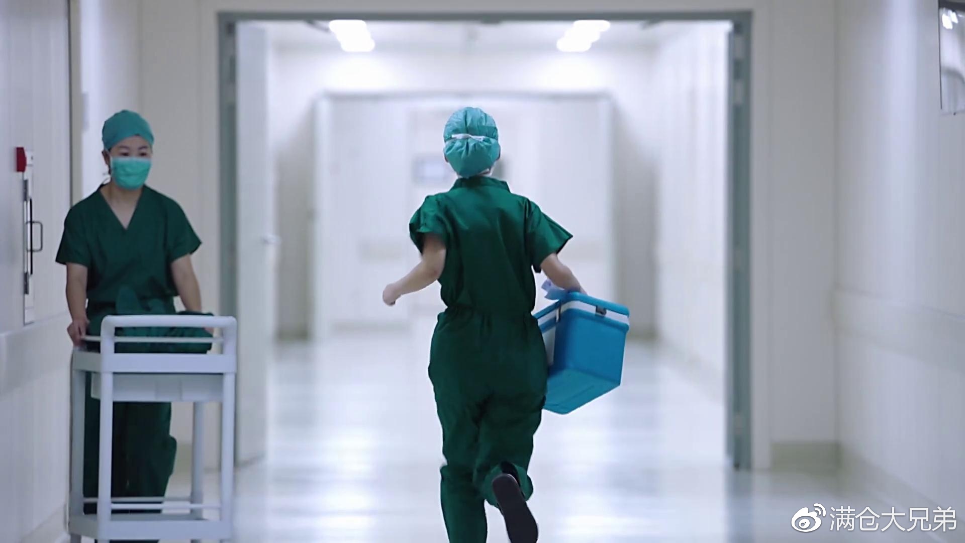 之所以选择了这么一张护士的背影来代表《外科风云》,是因为在满仓大