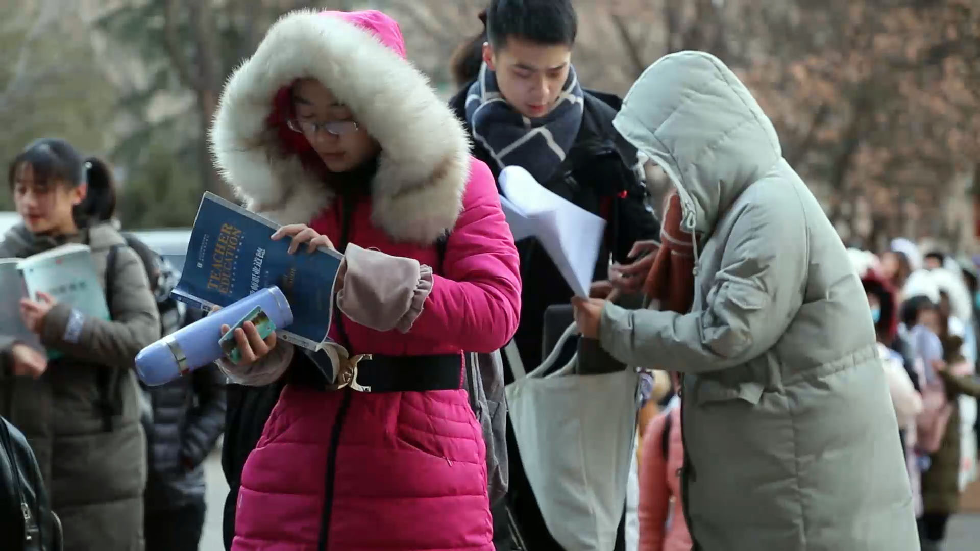 济南:图书馆现水杯排队 大学生冲刺期末考试晚了没地坐