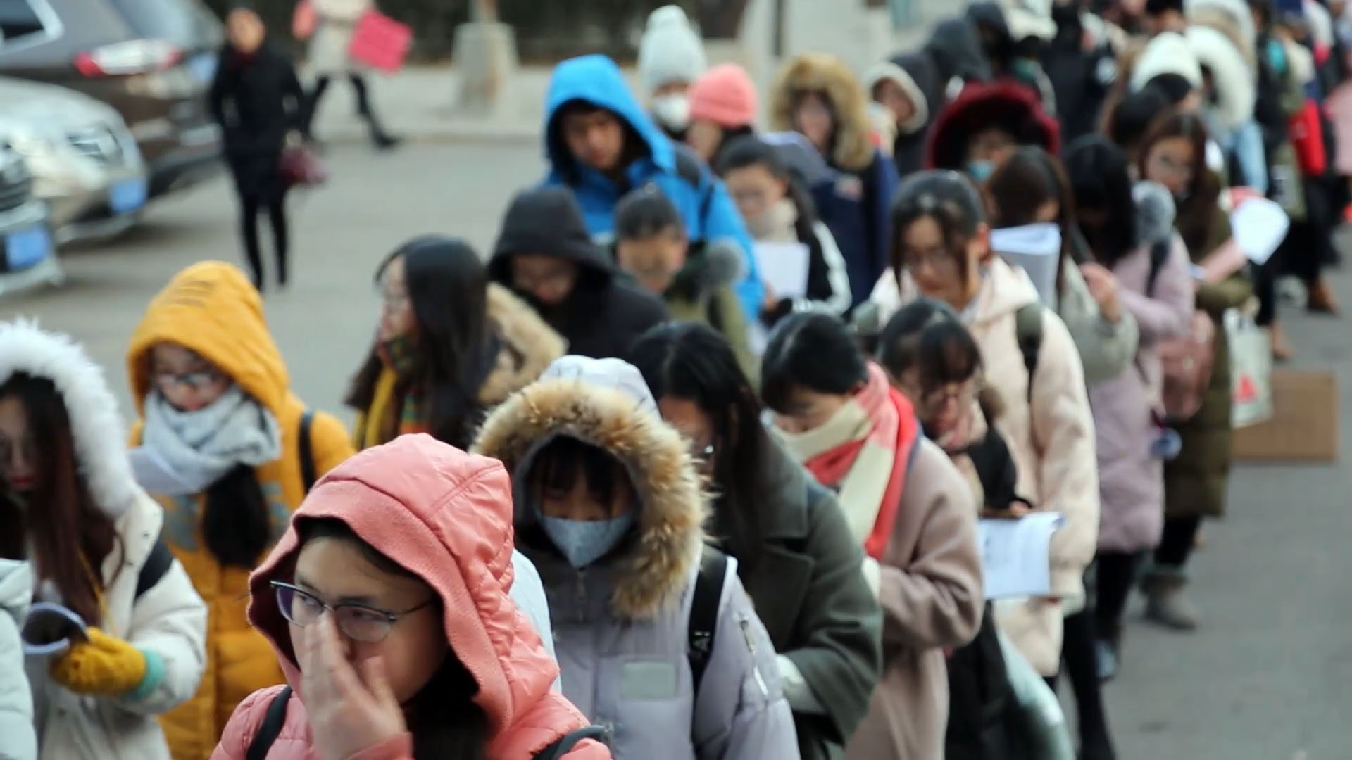 济南:图书馆现水杯排队 大学生冲刺期末考试晚了没地坐