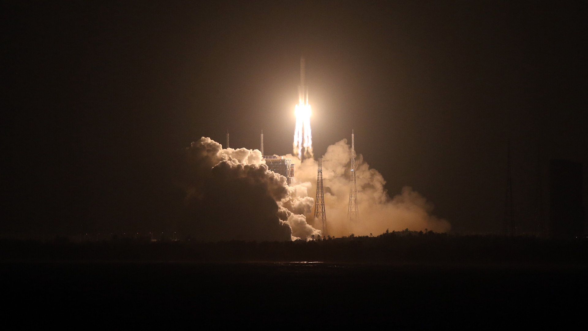 2017年7月2日19点23分中国长征五号遥二火箭从海南文昌航天发射场升空