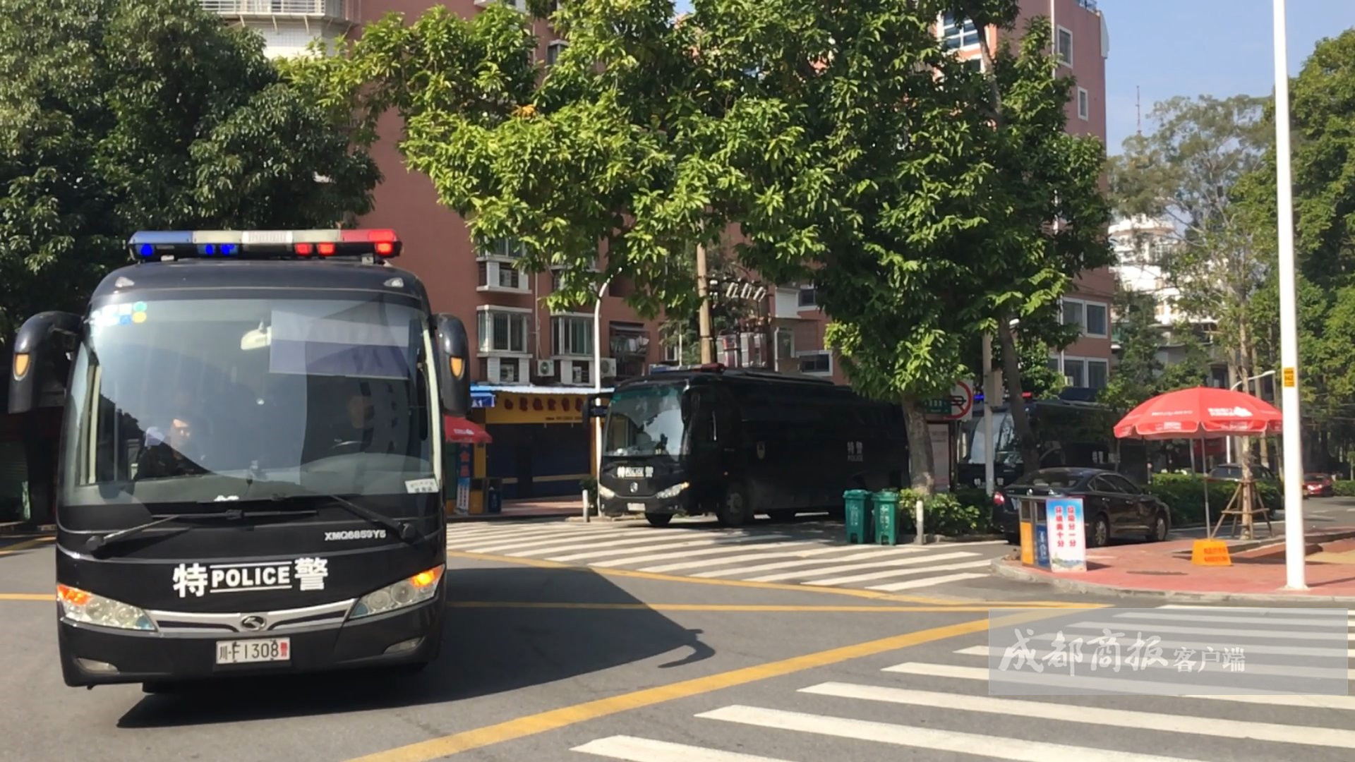 四川特警大巴全副武装现厦门街头 押解29名电信诈骗嫌犯回川