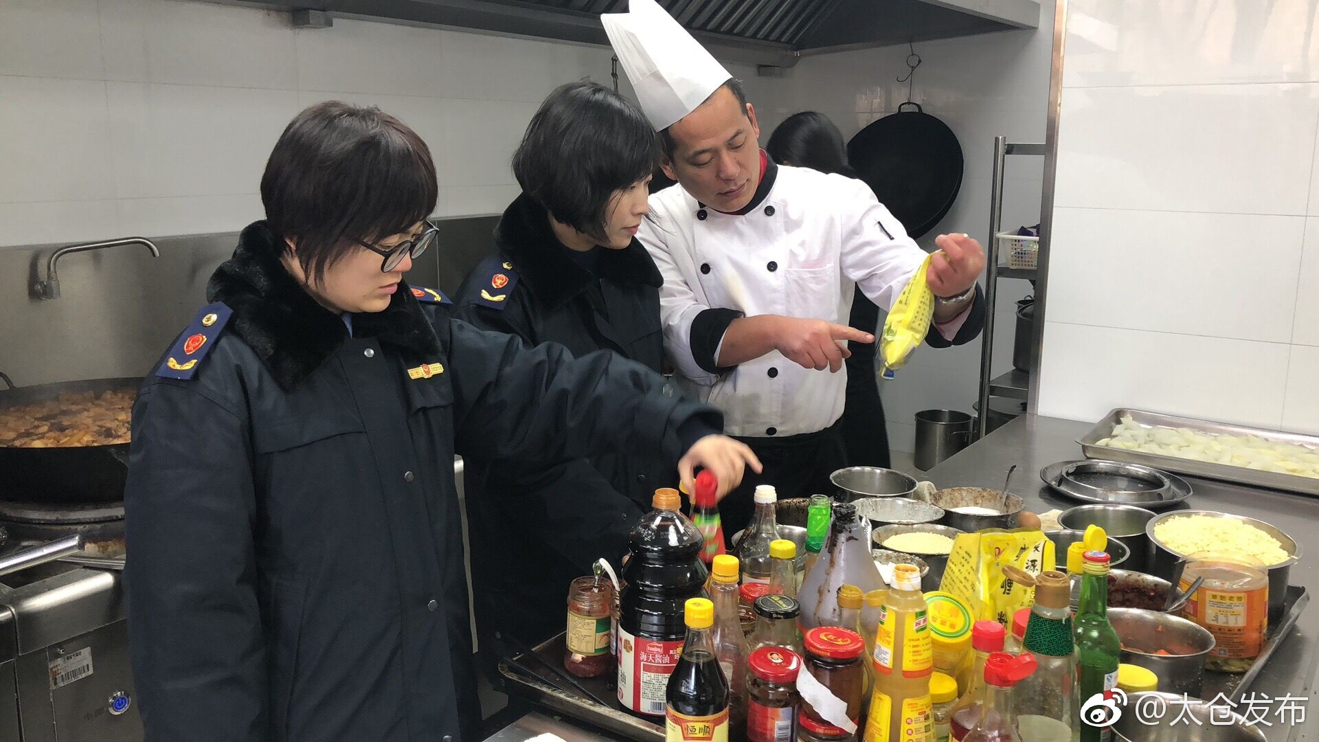 “潜入”外卖后厨 把关食品安全|安全|食品|后厨_新浪新闻