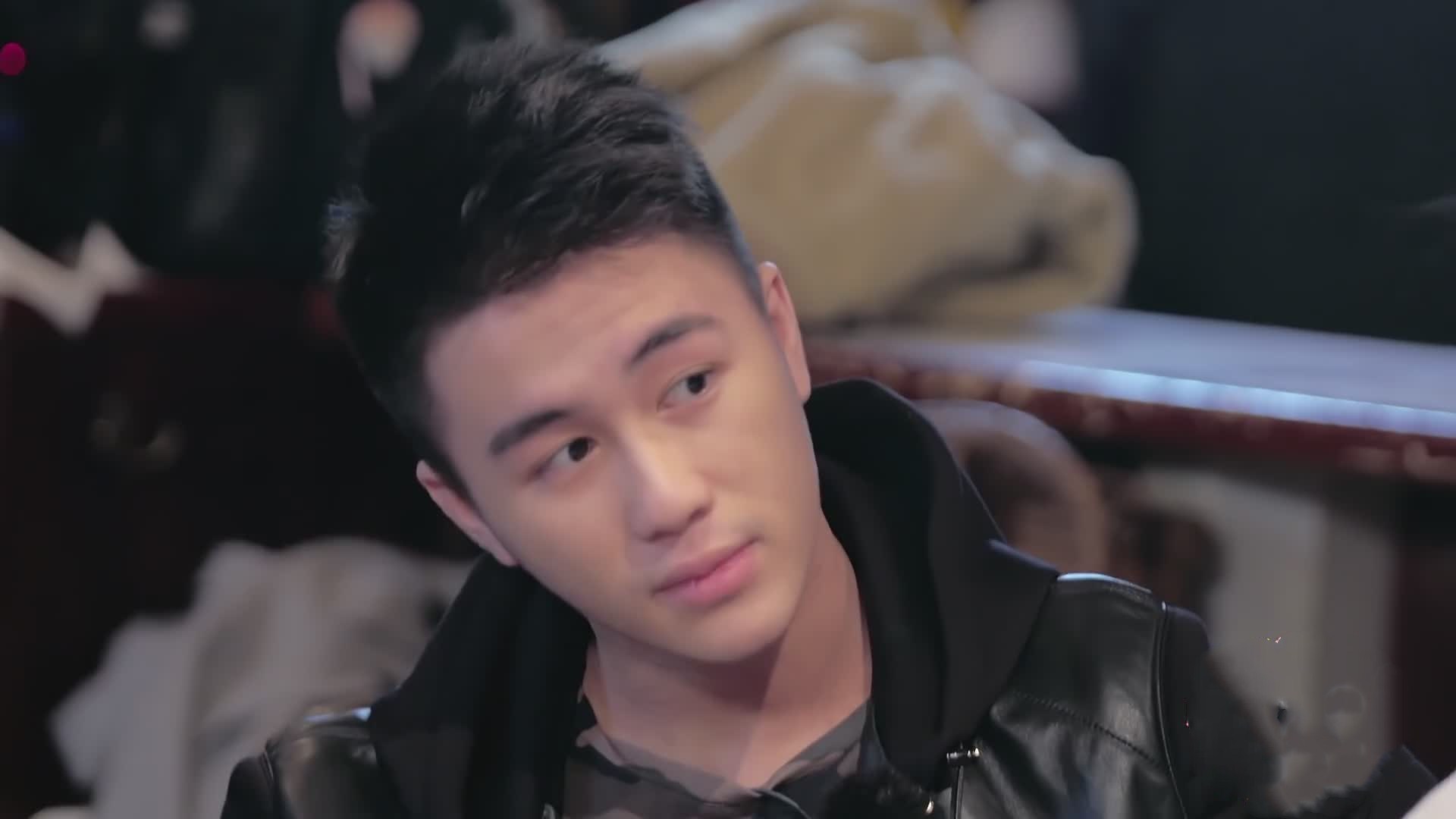 奚梦瑶衣服太吸引人,夹在两个男人之间不知所措,最后何猷君火了