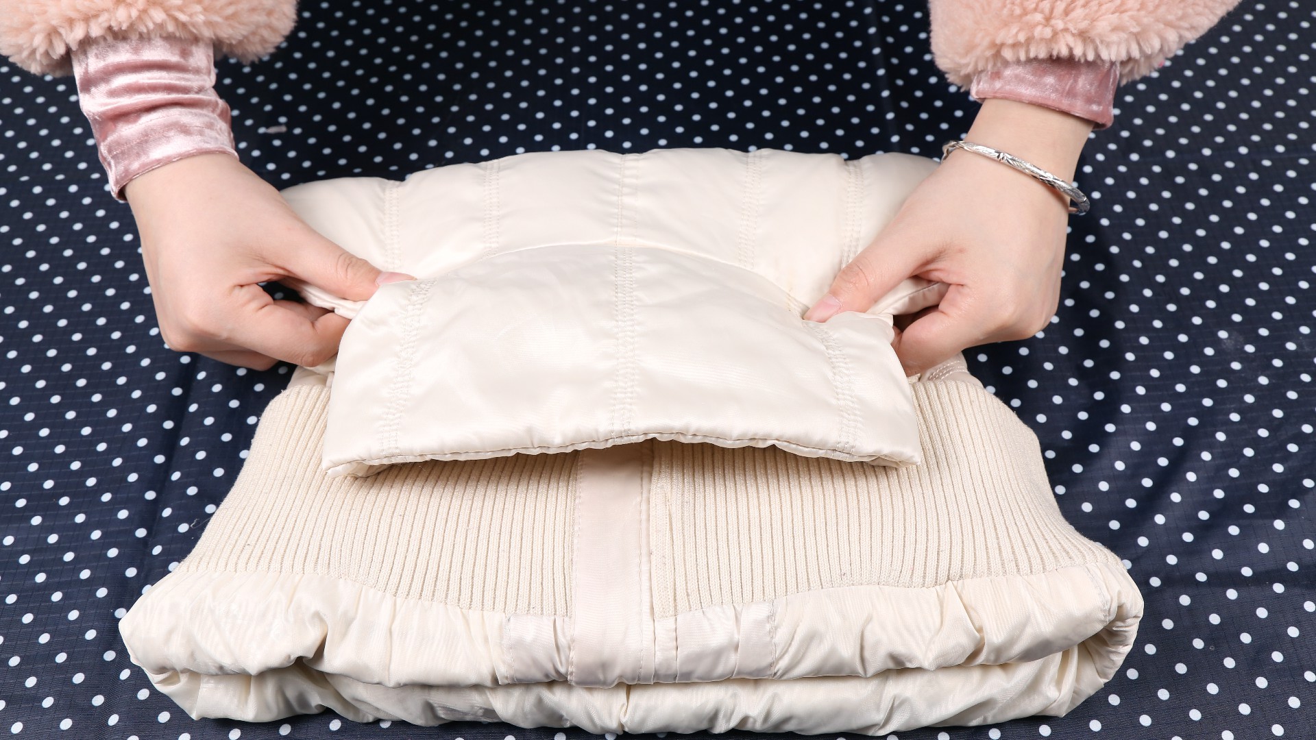 羽绒服又厚又大不宜收纳?不用急,这样叠一叠,不占地方还整齐