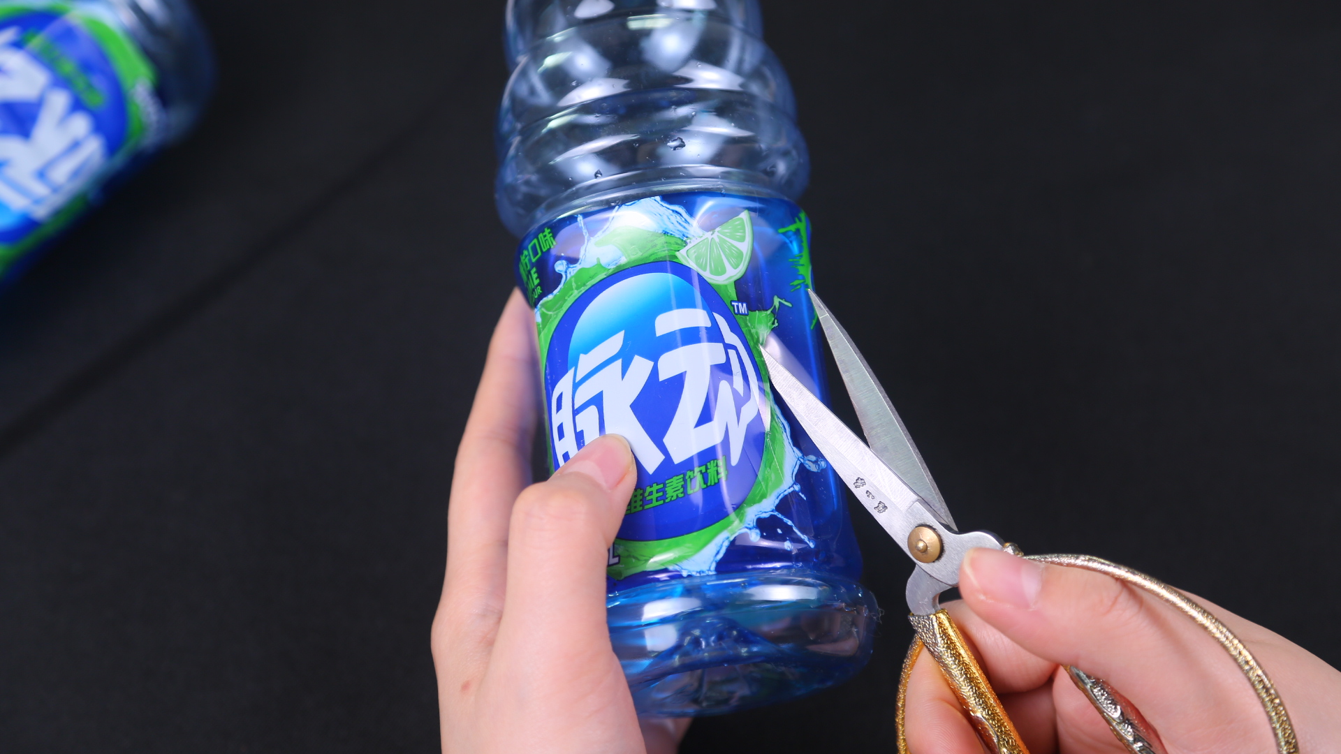 喝完的饮料瓶别扔掉,简单剪一刀把瓶底粘起来,放家里使用真方便