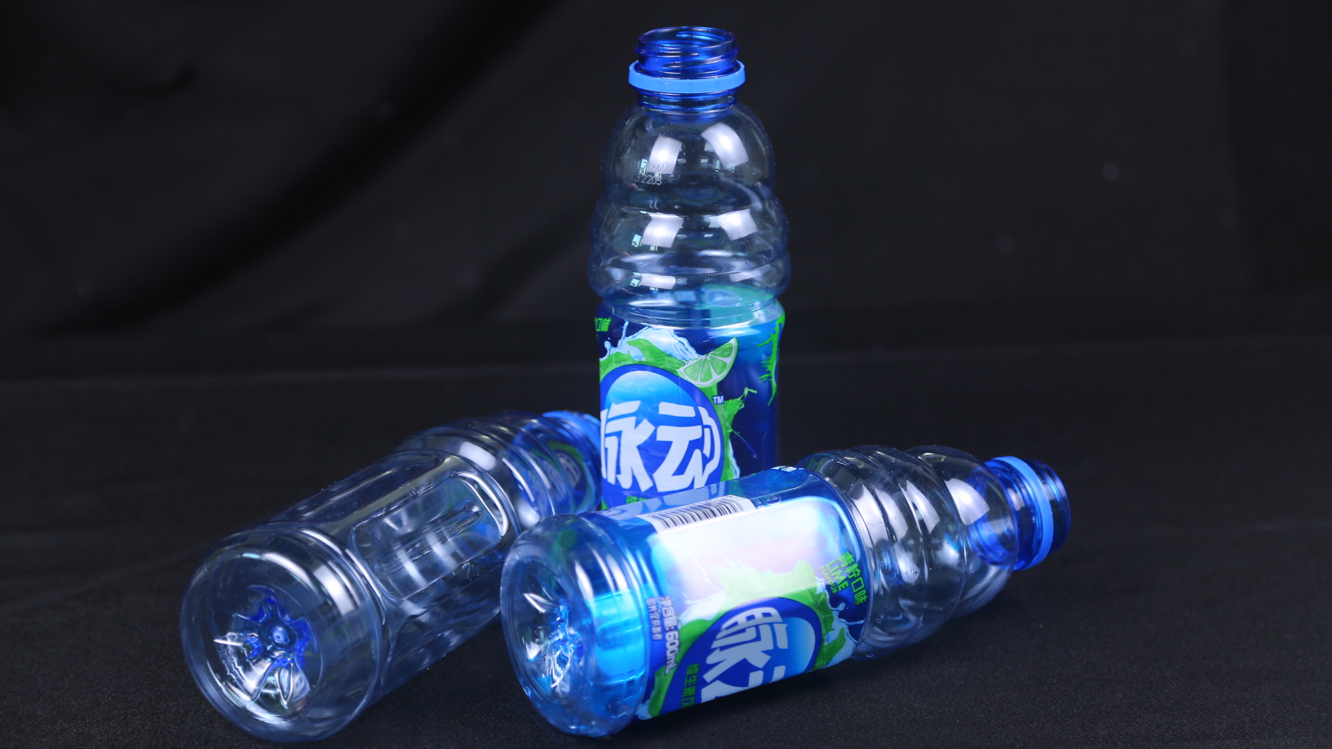 喝完的饮料瓶别扔掉,简单剪一刀把瓶底粘起来,放家里使用真方便