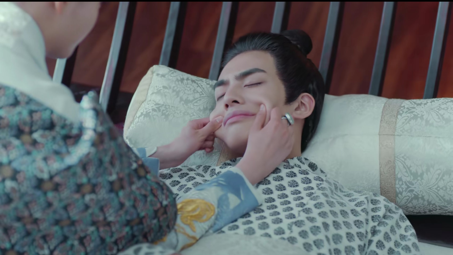 《凤囚凰》马雪云割自己的肉给容止当药引,楚玉欺负容止