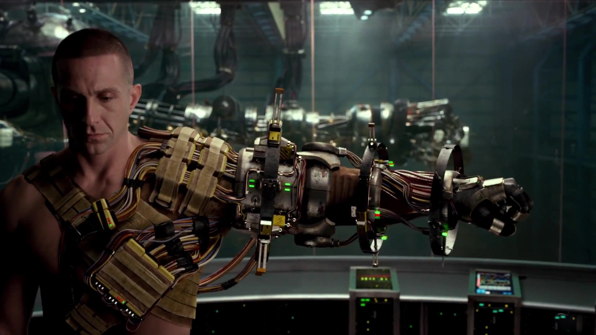 两大巨型机甲对战钢铁间的碰撞科幻大片环太平洋