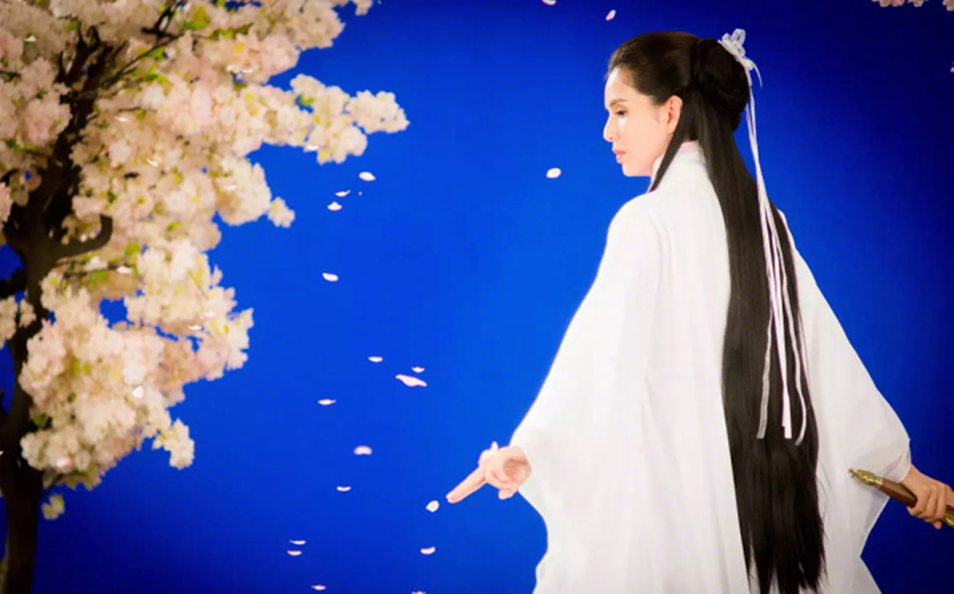 李若彤一袭白衣二十年后再演小龙女,树下舞剑仙气不减当年