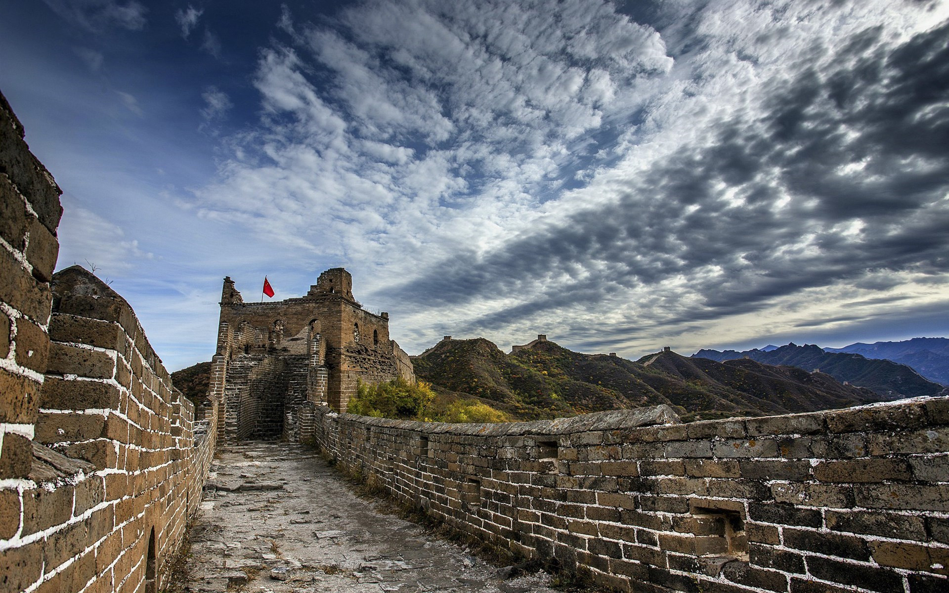 始建于周朝,据历史文献记载,有20多个诸侯国家和封建王朝修筑过长城