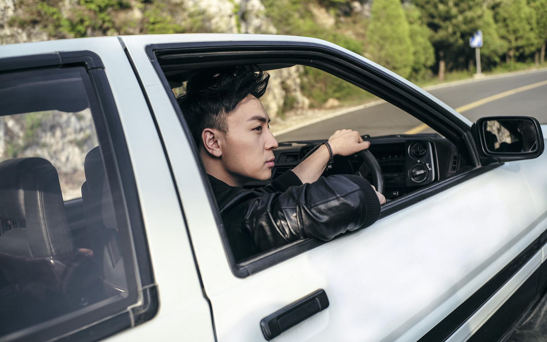 小和尚释小龙帅气回归,比吴京还能打,开着gtr大玩漂移!