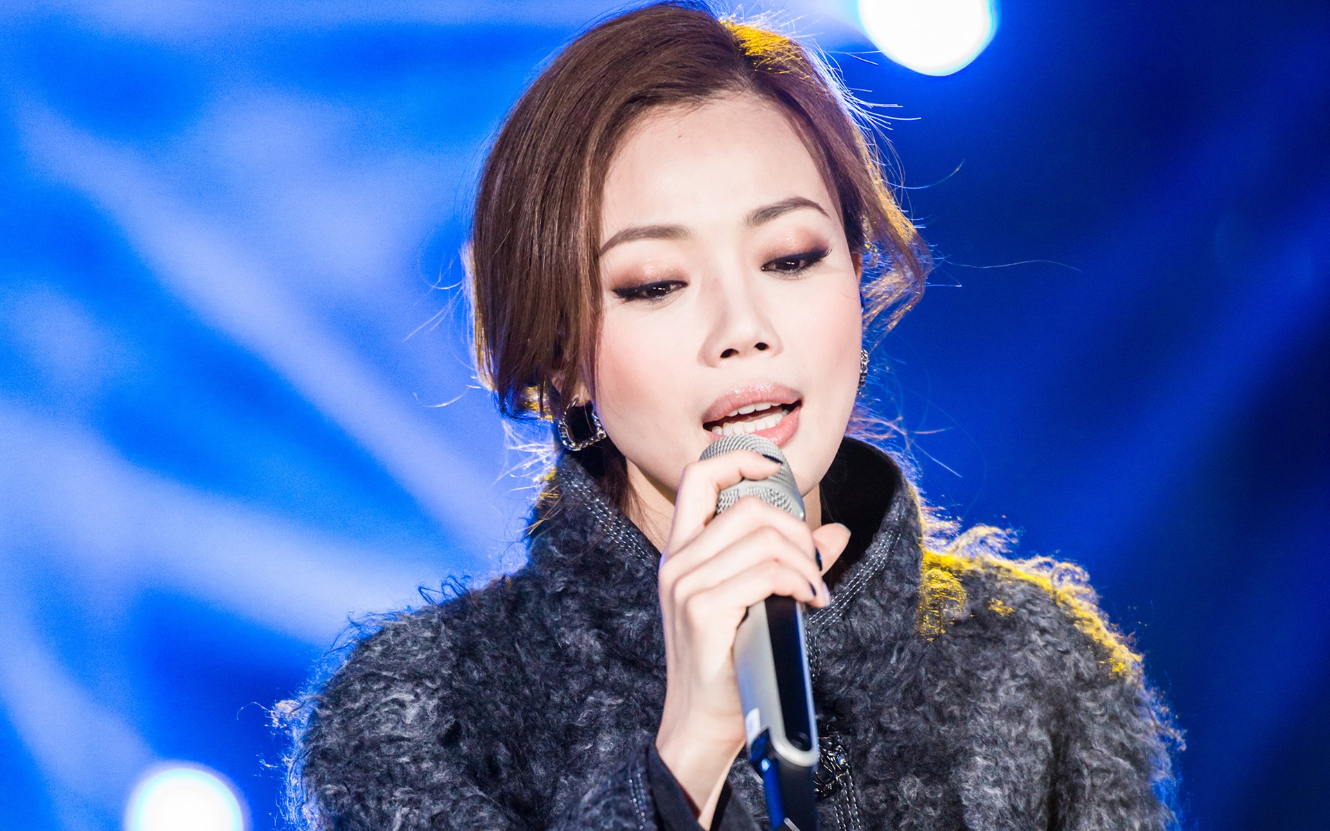 四登春晚成香港乐坛天后,豪车曾遭砖块砸坏如今新座驾很低调!