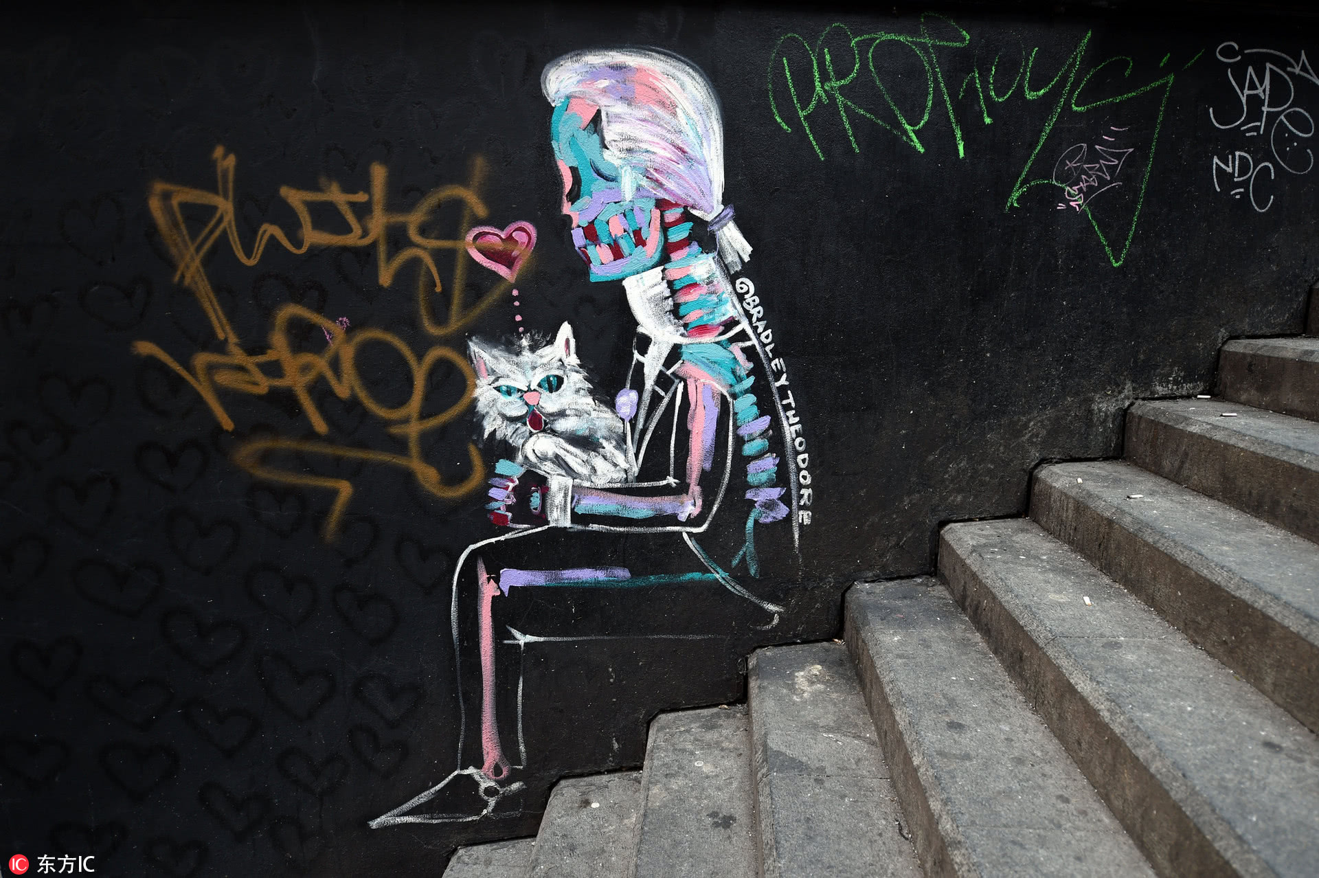 香港街头壁画卧虎藏龙艺术又诡异 带上相机去寻宝涂鸦宝藏吧!