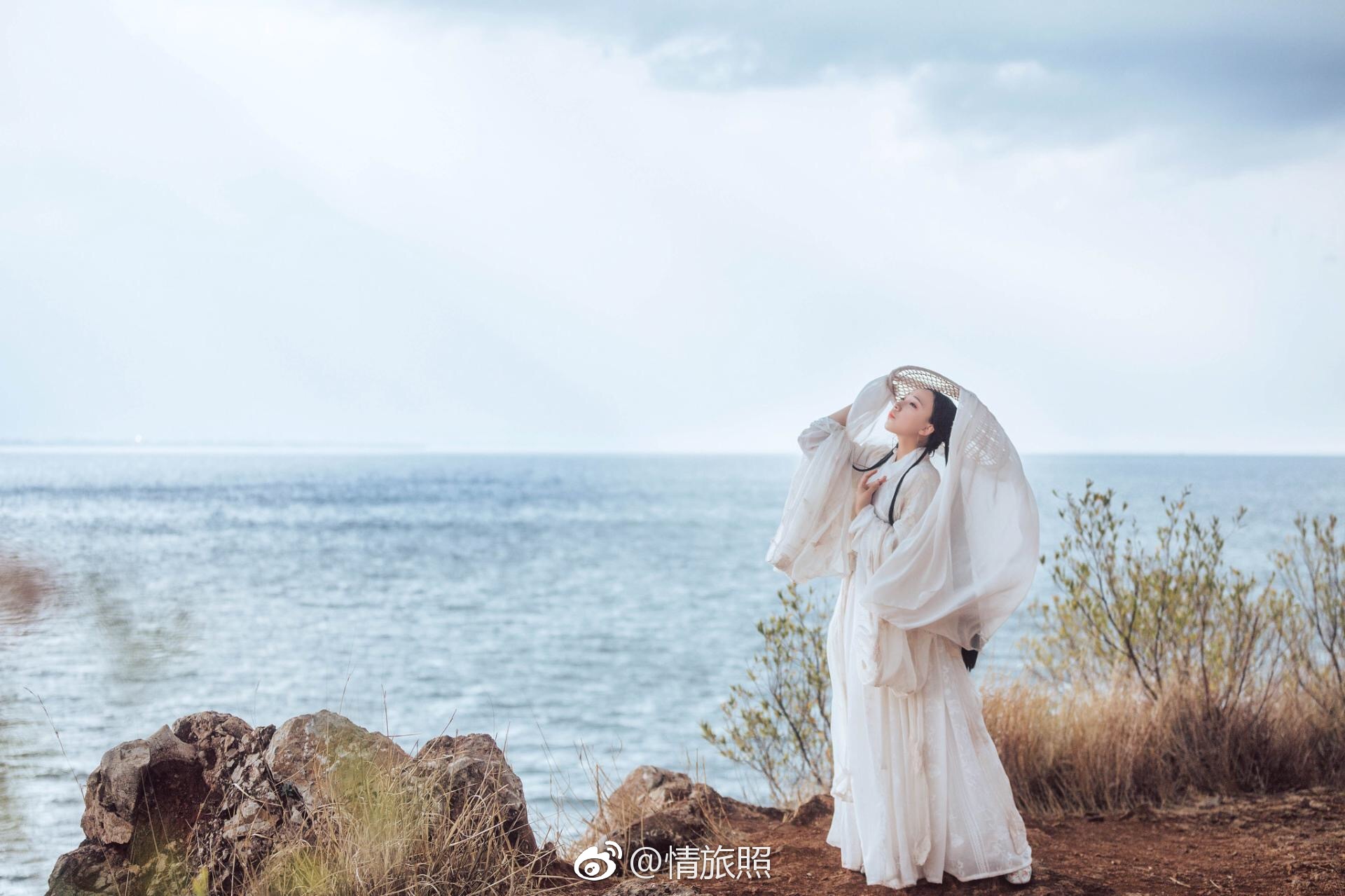 白衣卿相惊鸿瞥,流云回雪相思唱