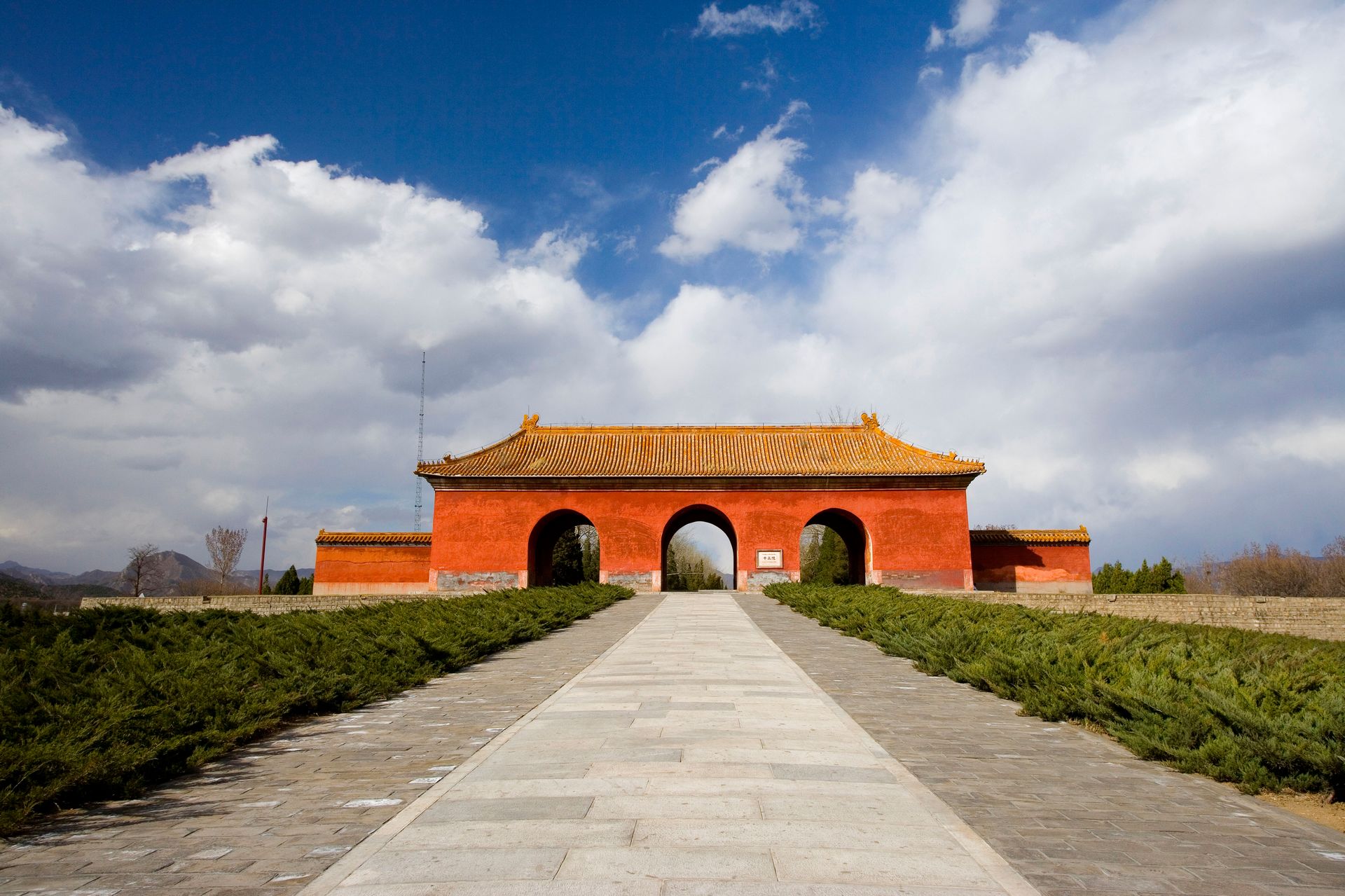 明十三陵是明朝第三位皇帝成祖文皇帝朱棣和皇后徐氏的合葬陵寝