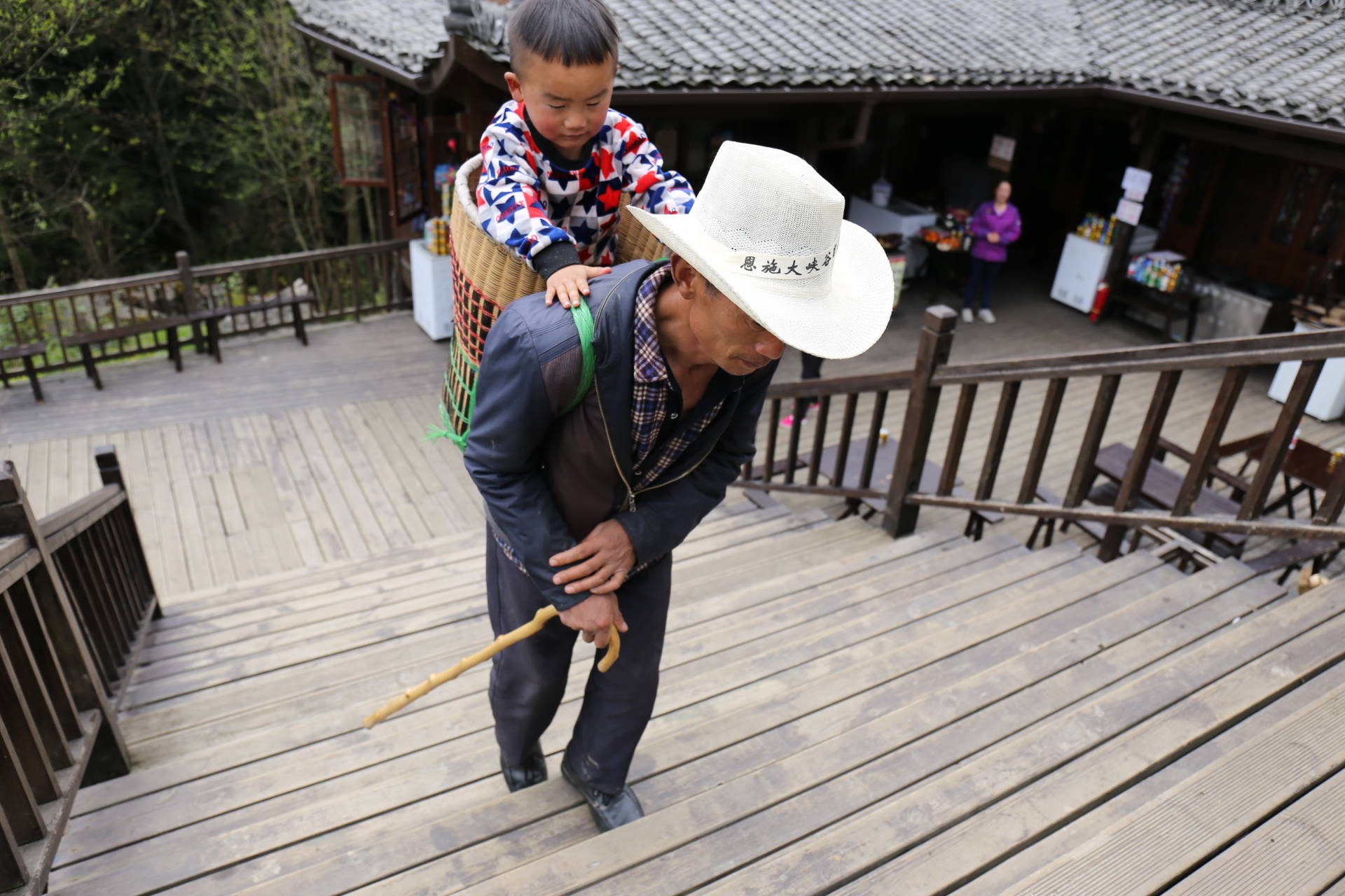 背篓哥靠景区唱山歌背小孩讨生活赚下40万元