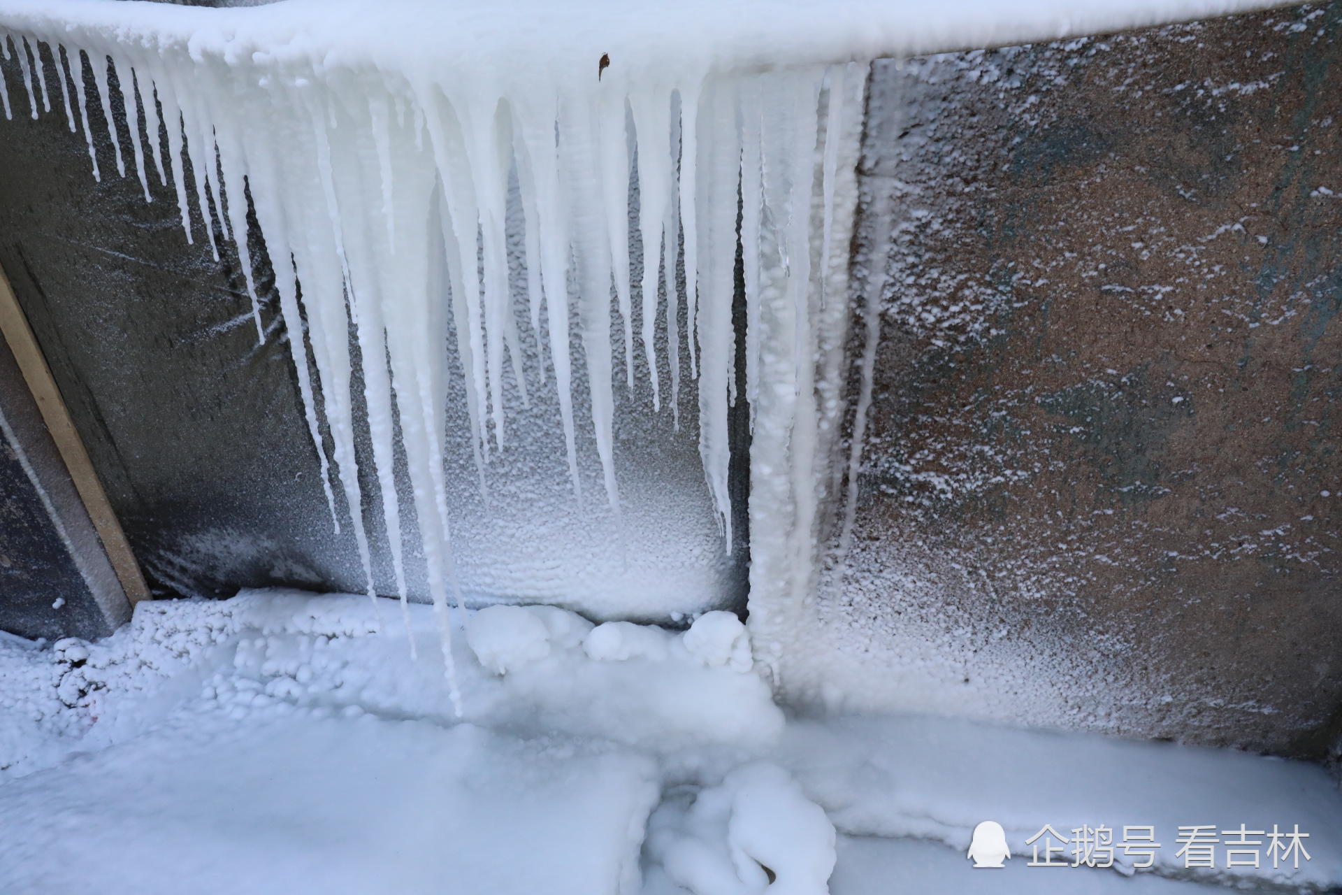 老楼自来水管破裂 形成大面积冰瀑