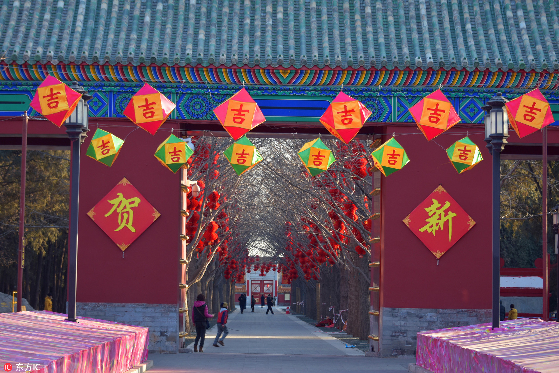 西门大道一片红 北京第33届地坛春节文化庙会紧锣密鼓布置