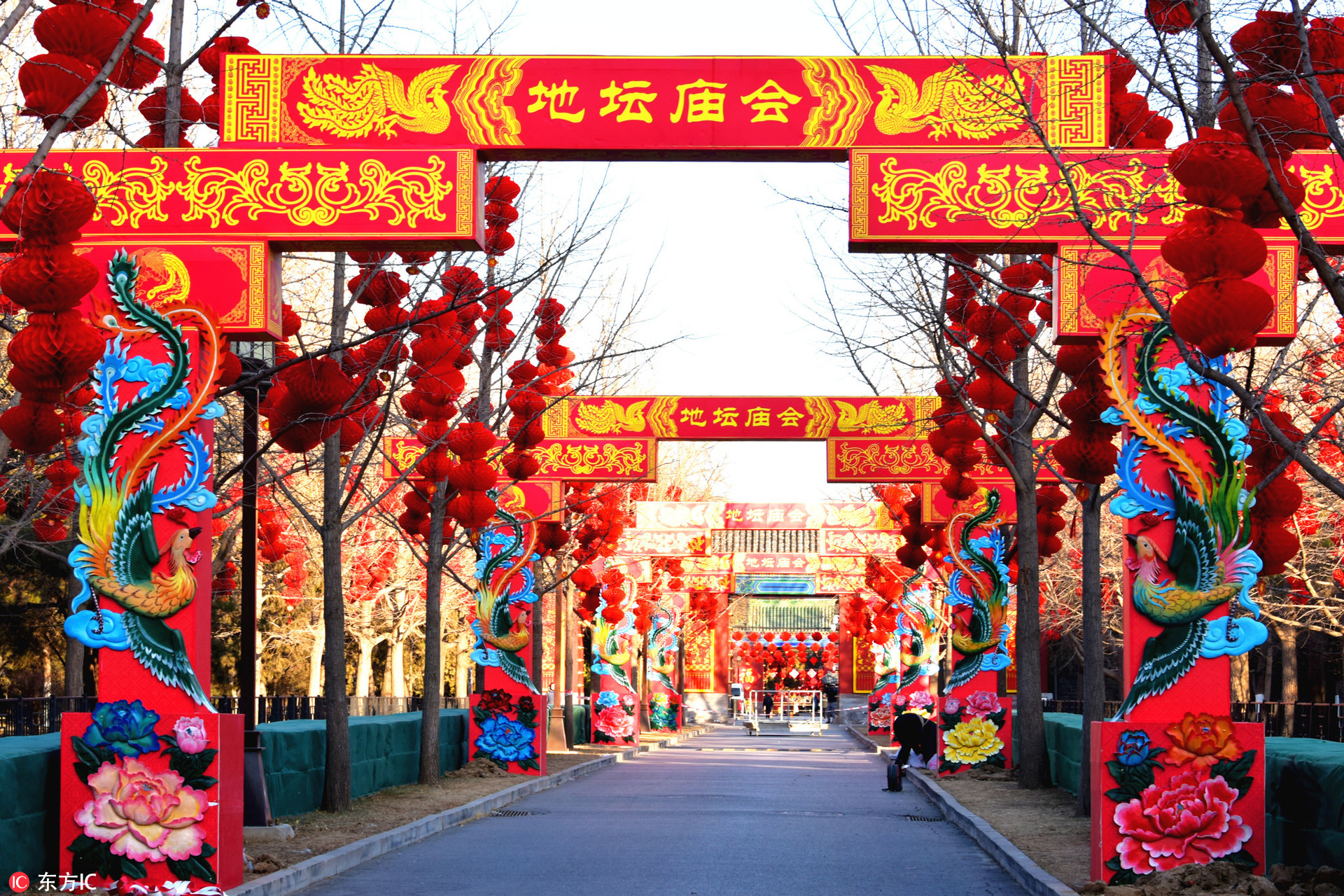 西门大道一片红 北京第33届地坛春节文化庙会紧锣密鼓布置