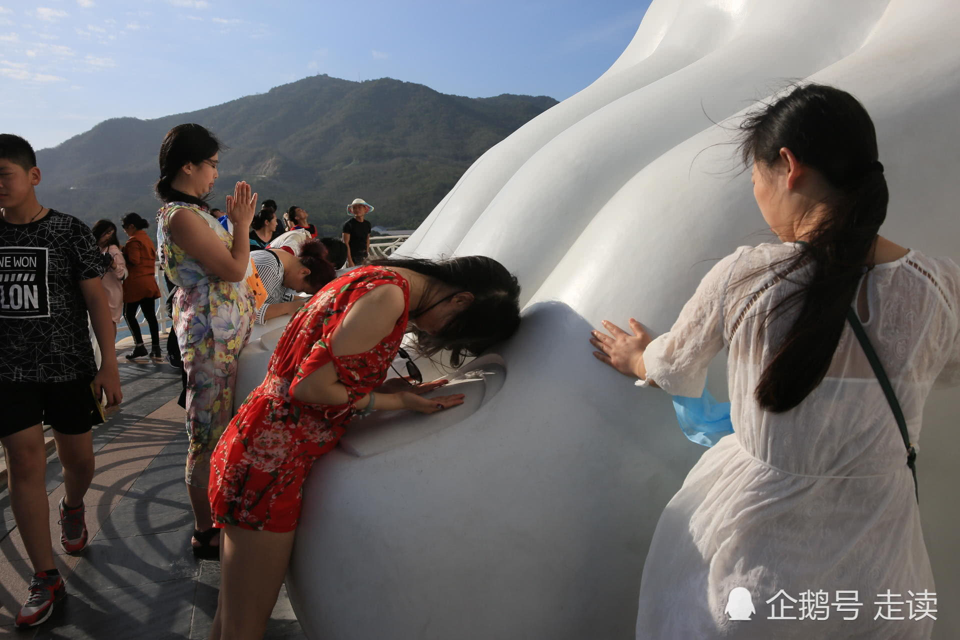 南山海上108米观音 游客热衷抱佛脚