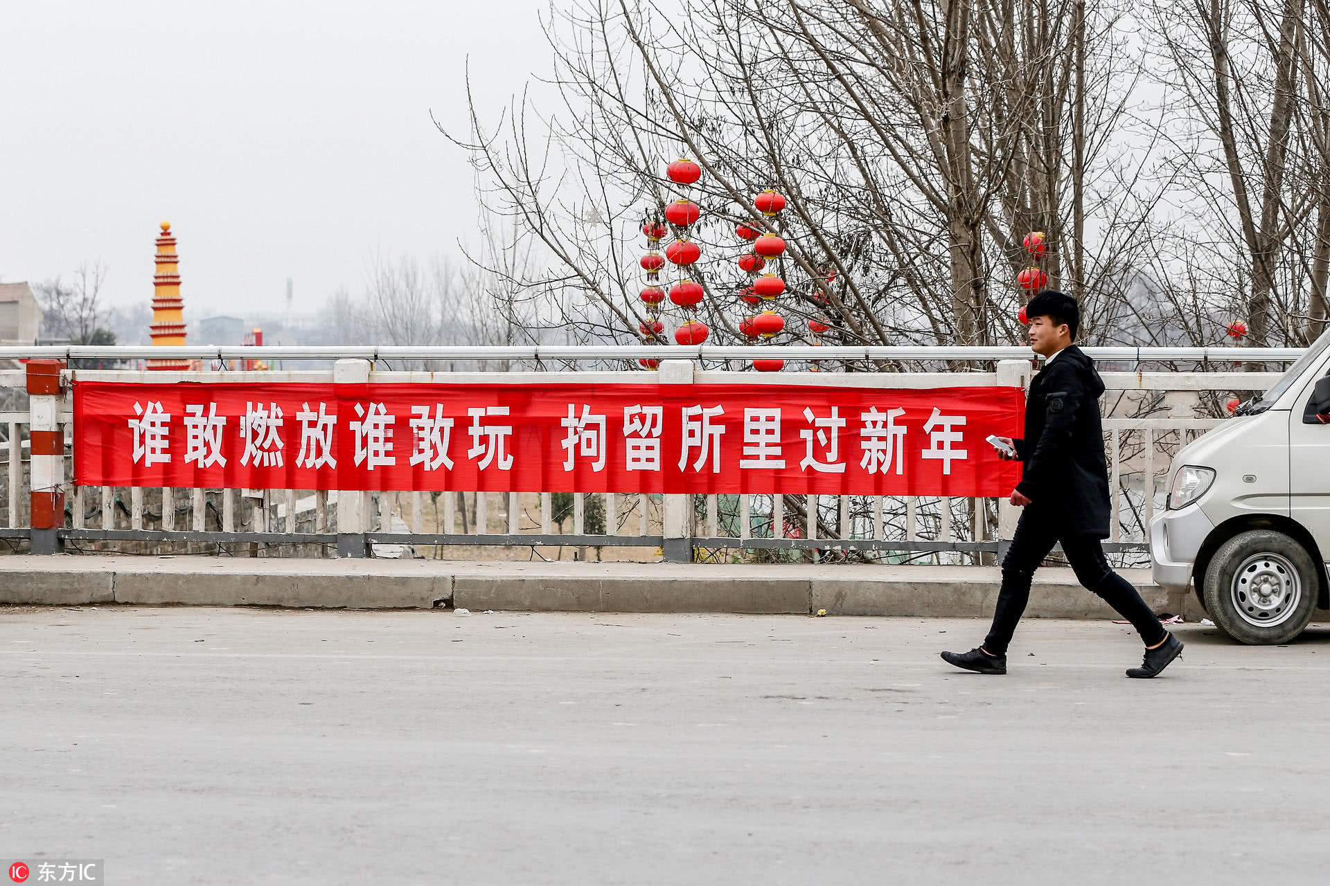 这年头的横幅标语 不整点噱头花样都不好意思挂出来