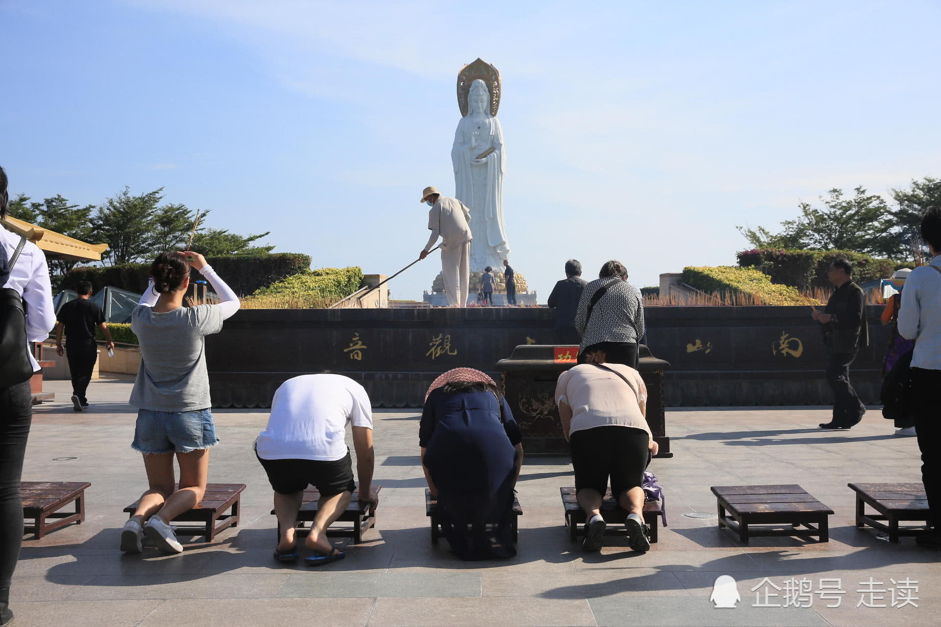 南山海上108米观音 游客热衷抱佛脚