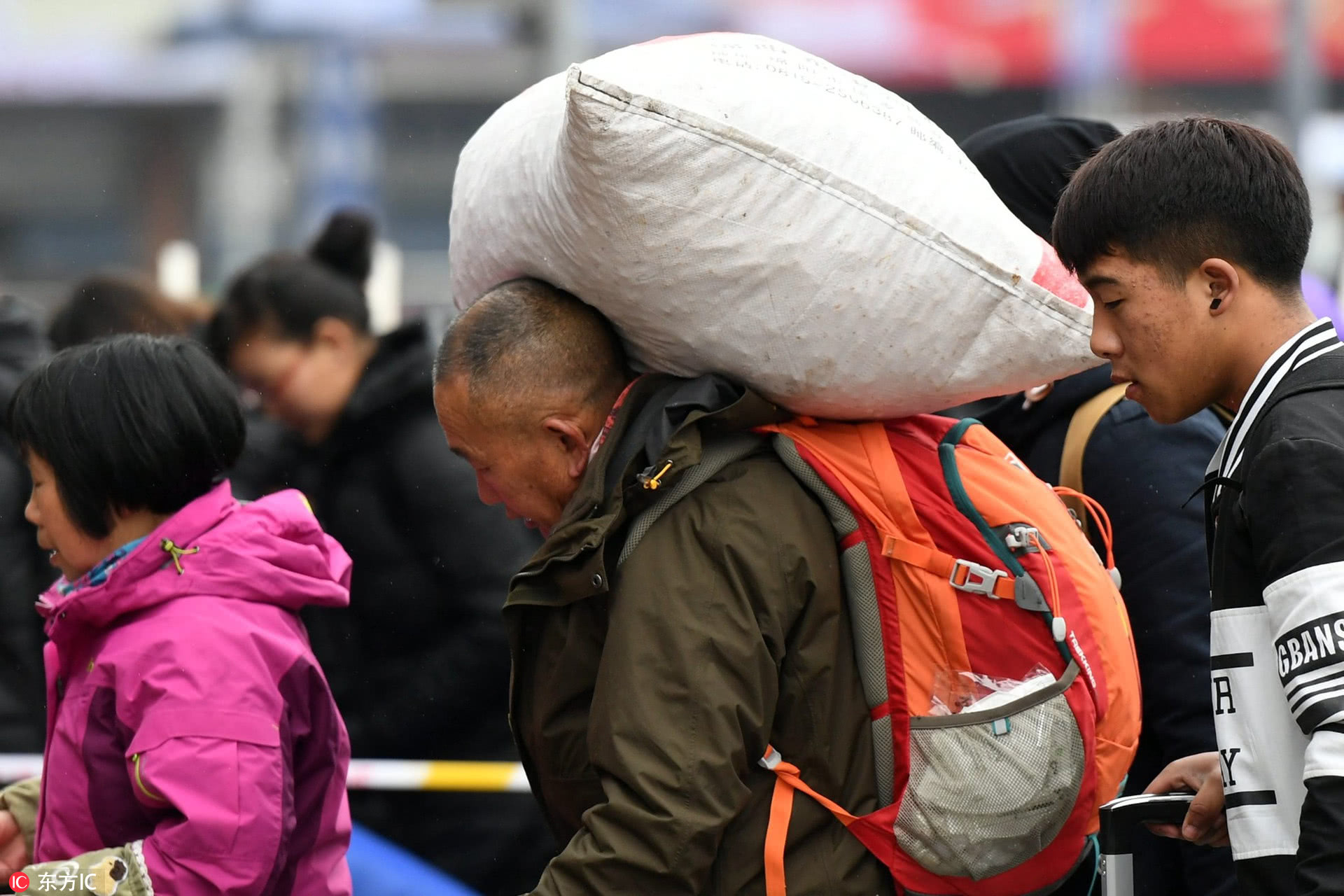 农民工大包小包回家过年 蛇皮袋成标配沉重得让人心疼