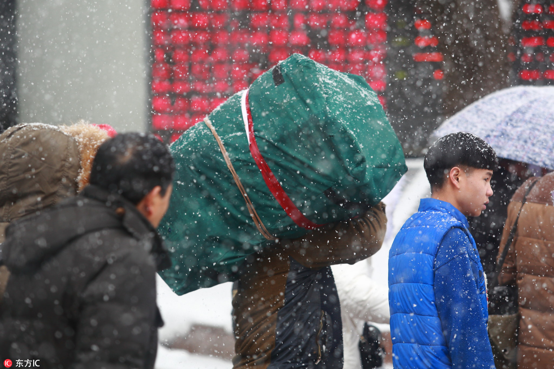 农民工大包小包回家过年 蛇皮袋成标配沉重得让人心疼