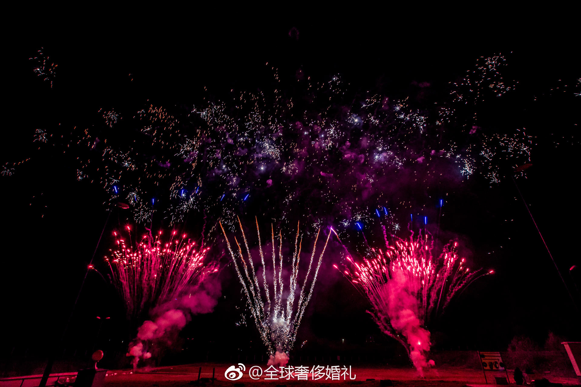 婚礼上的烟花很美,希望每一对爱人都能幸福