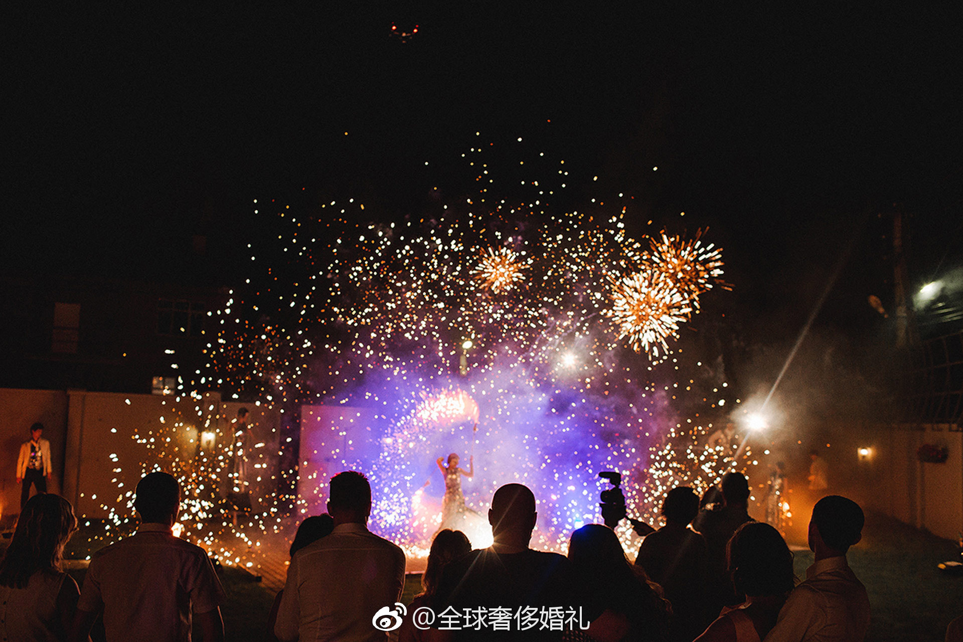 婚礼上的烟花很美,希望每一对爱人都能幸福