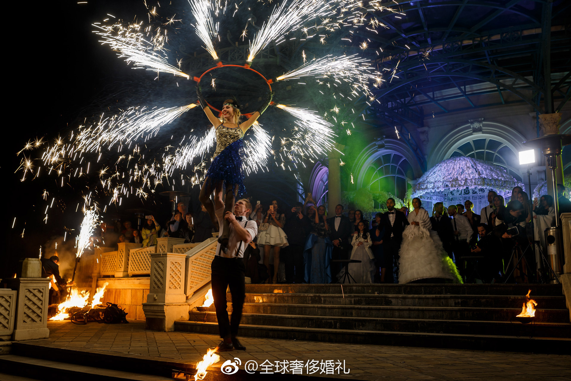 婚礼上的烟花很美,希望每一对爱人都能幸福