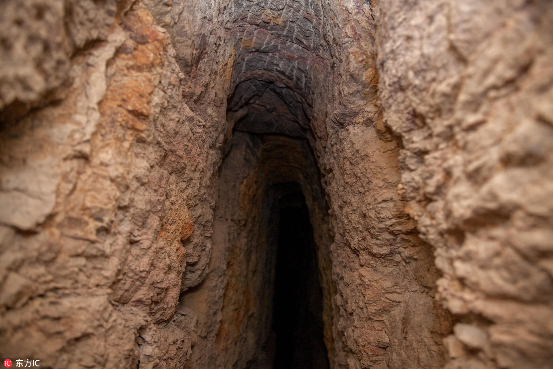 探秘福建古代最大银矿 洞内狭窄宽度仅容一人通过