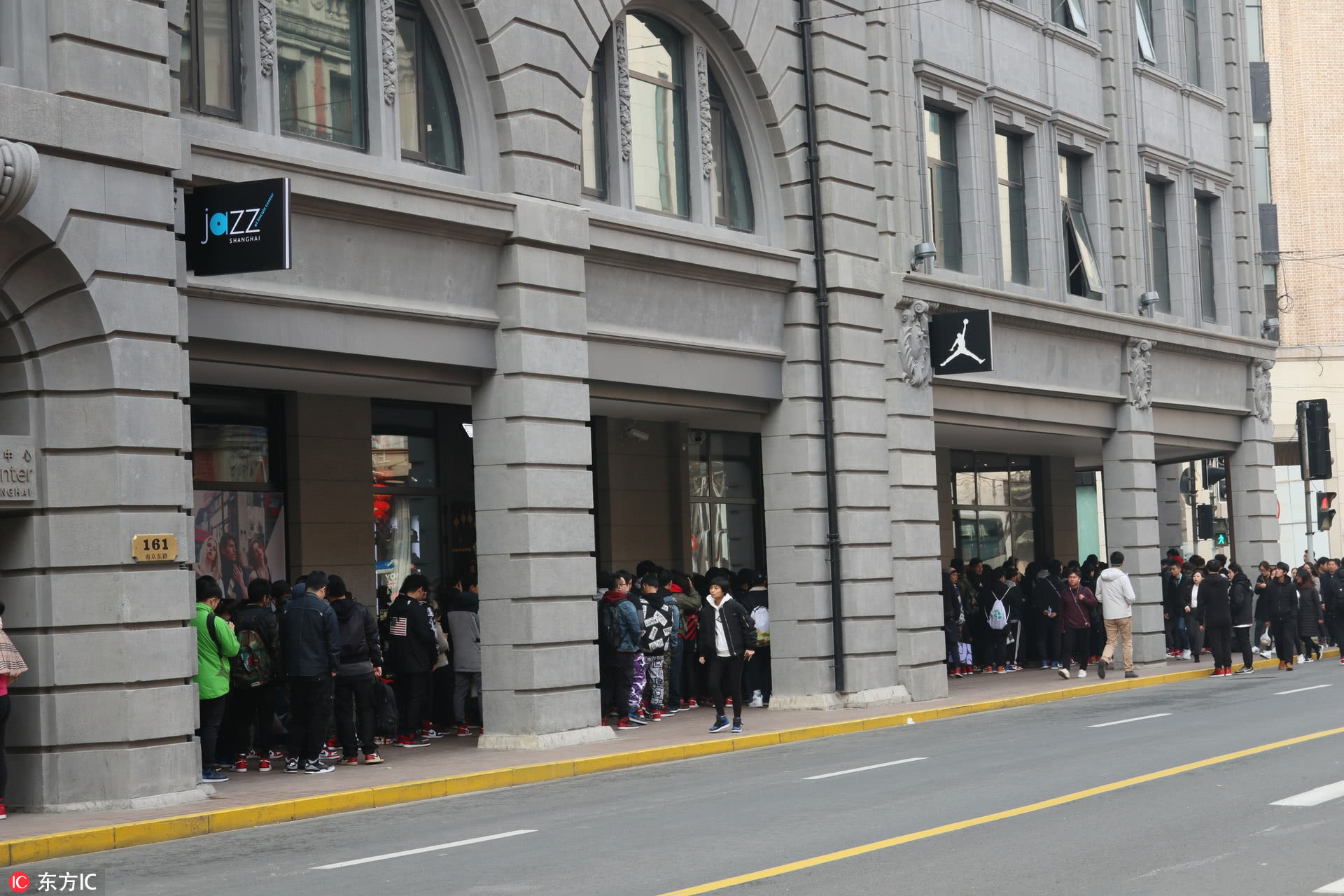 上海潮人们排两百米长队买限量款"aj" 队伍中撞鞋也不尴尬