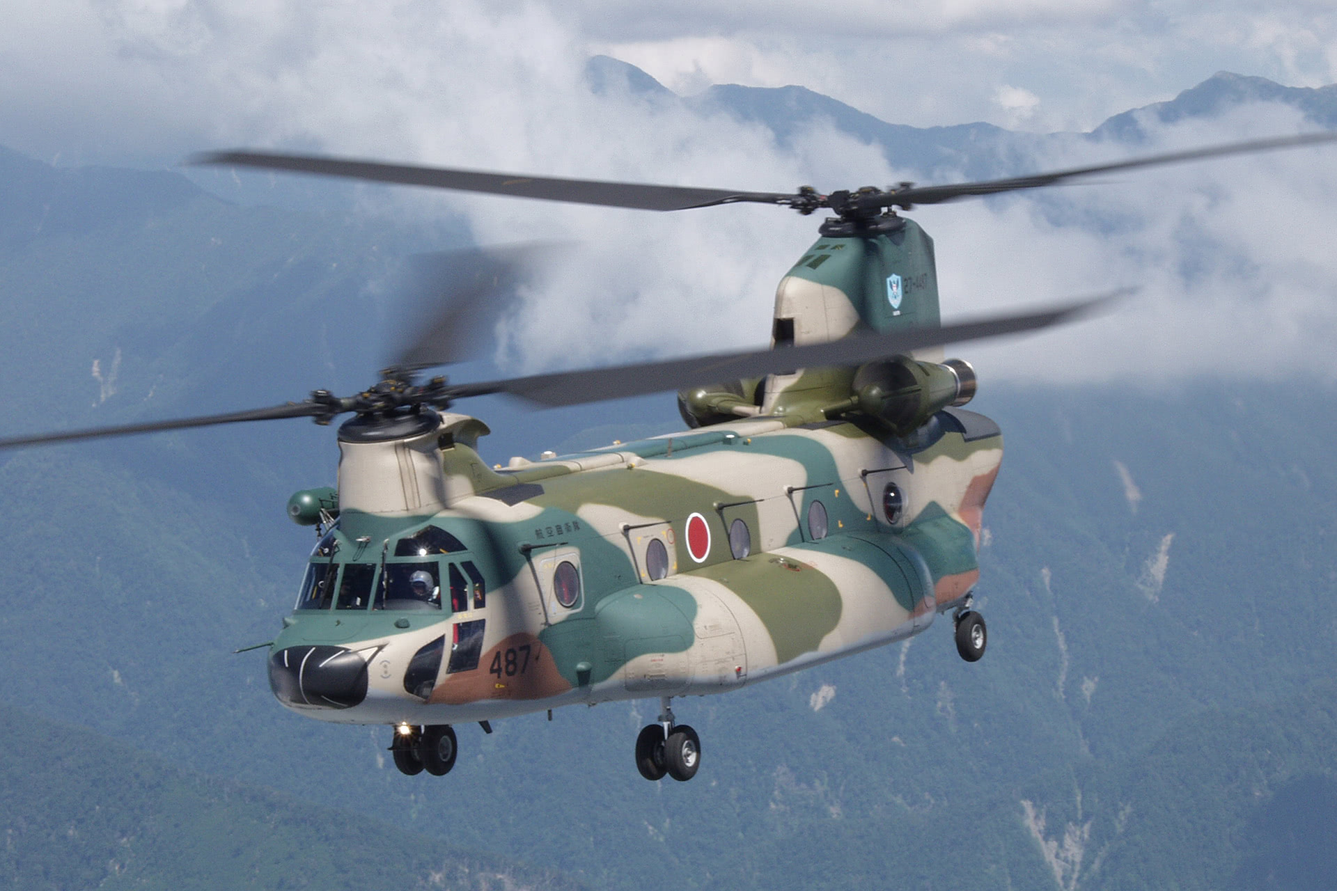 日美军机掉零件上瘾?冲绳自卫队ch-47j又把舱门飞掉