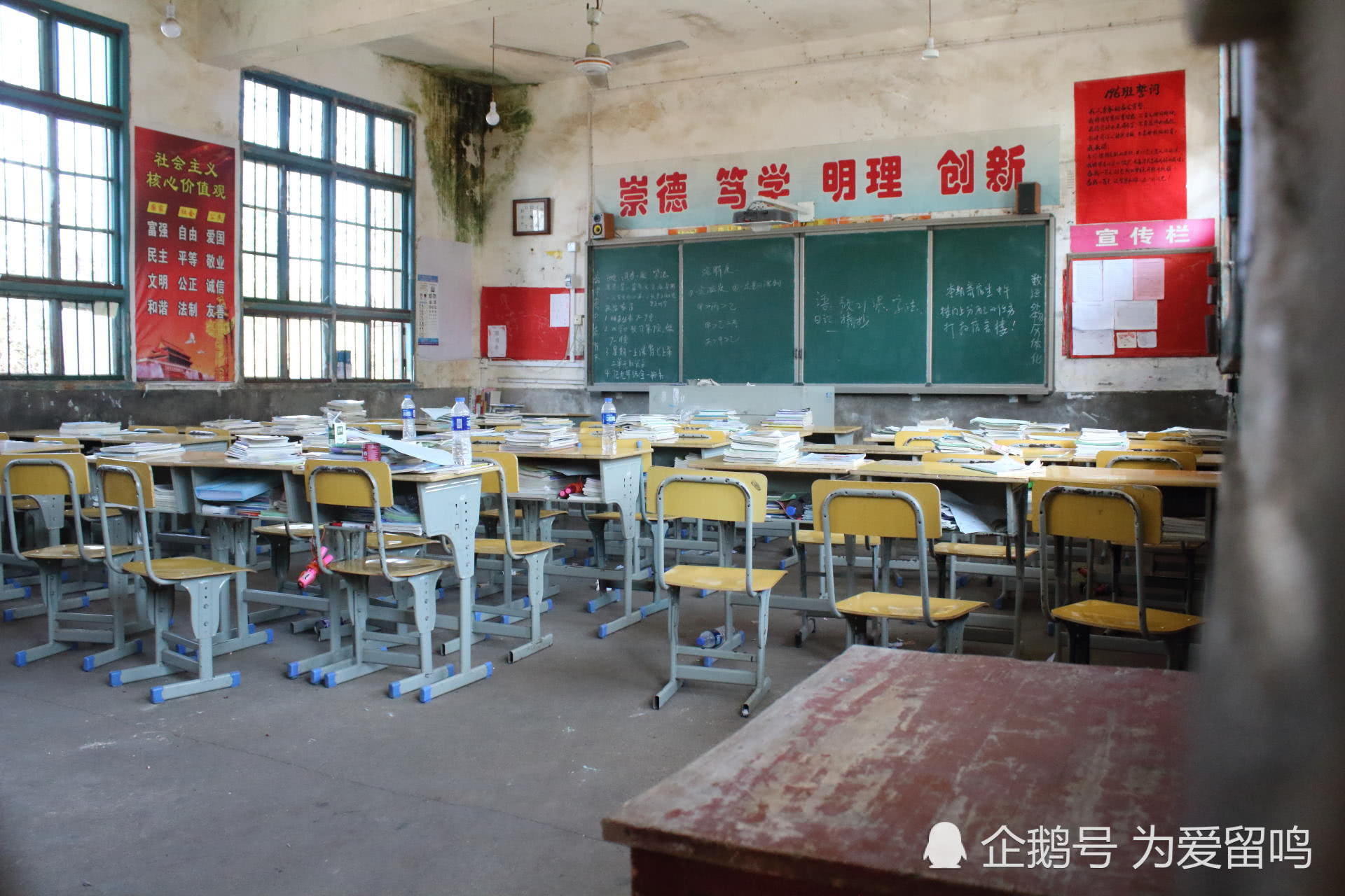 二楼教室走廊也是水泥地,教室门是一扇铁门,都已经锈迹斑斑了.