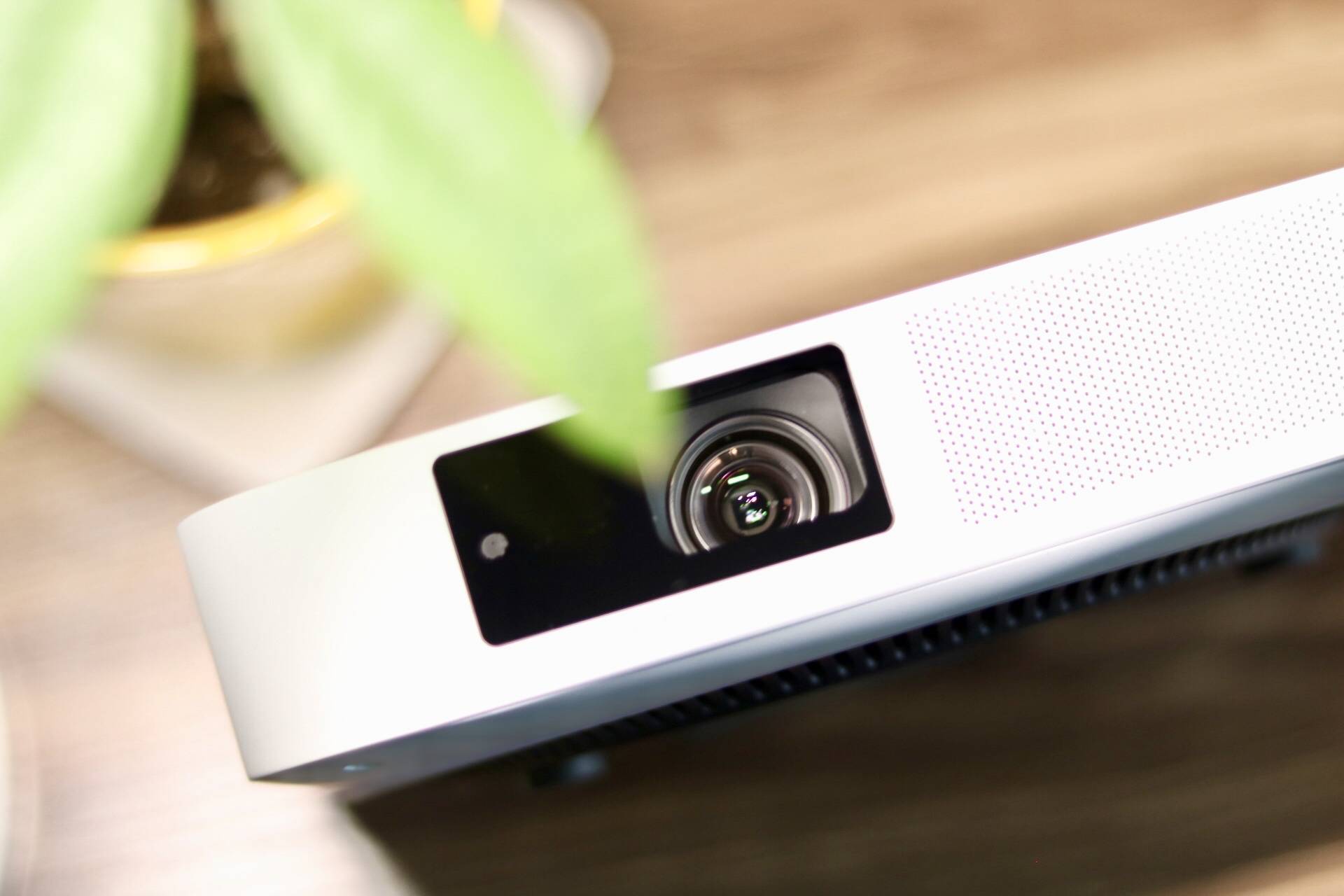 极米z6小巧精致,适合家庭办公出行等