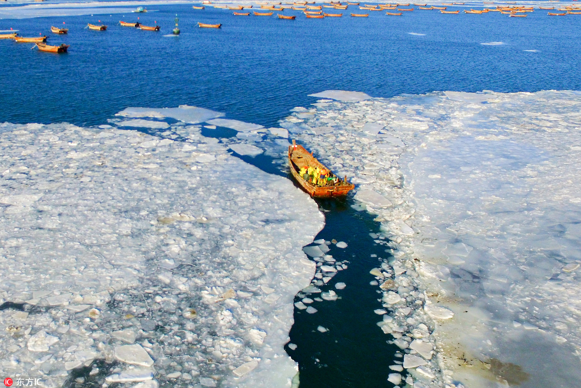 大连黄海海域出现大面积海冰渔民破冰出海空中俯瞰无比壮观