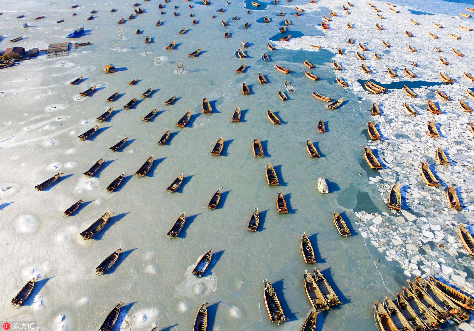 大连黄海海域出现大面积海冰 渔民破冰出海空中俯瞰无比壮观