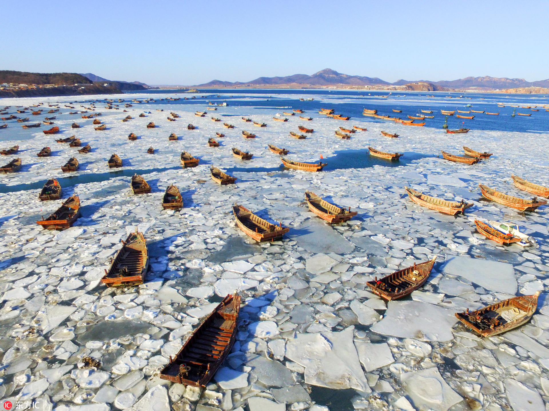 大连黄海海域出现大面积海冰 渔民破冰出海空中俯瞰无比壮观|东方|大连|海冰_新浪新闻