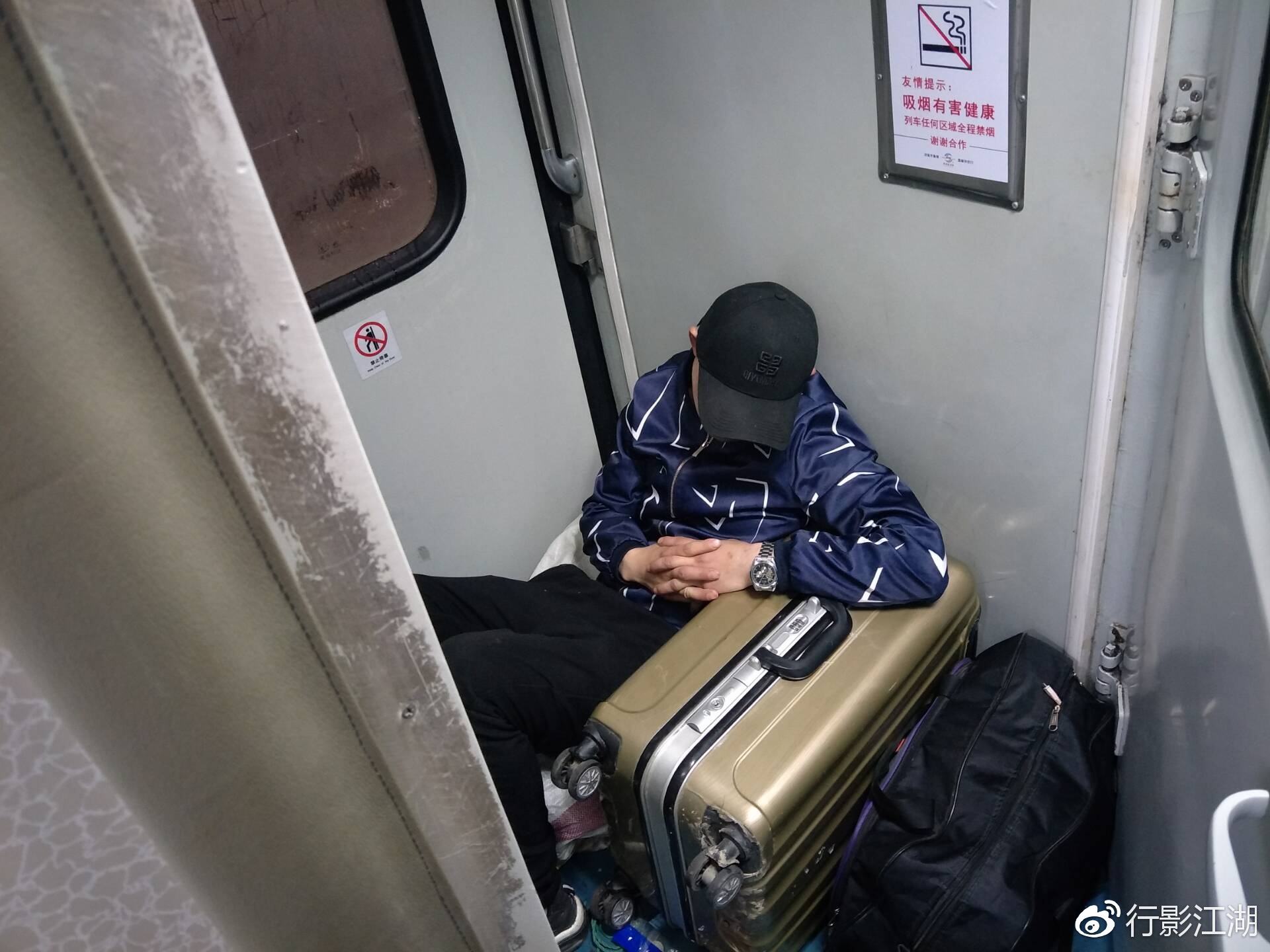 春节过后列车上依然一座难求,睡姿让人好笑更让人心疼
