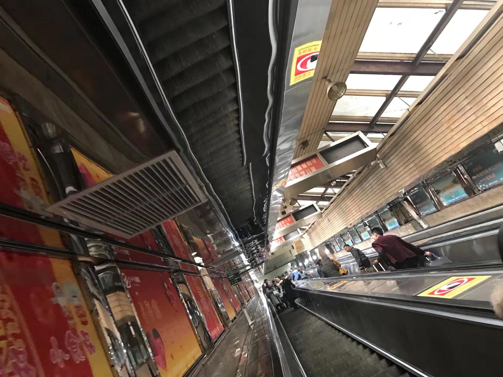 重庆有一个亚洲最长的扶梯,坐一次竟然要两块钱!