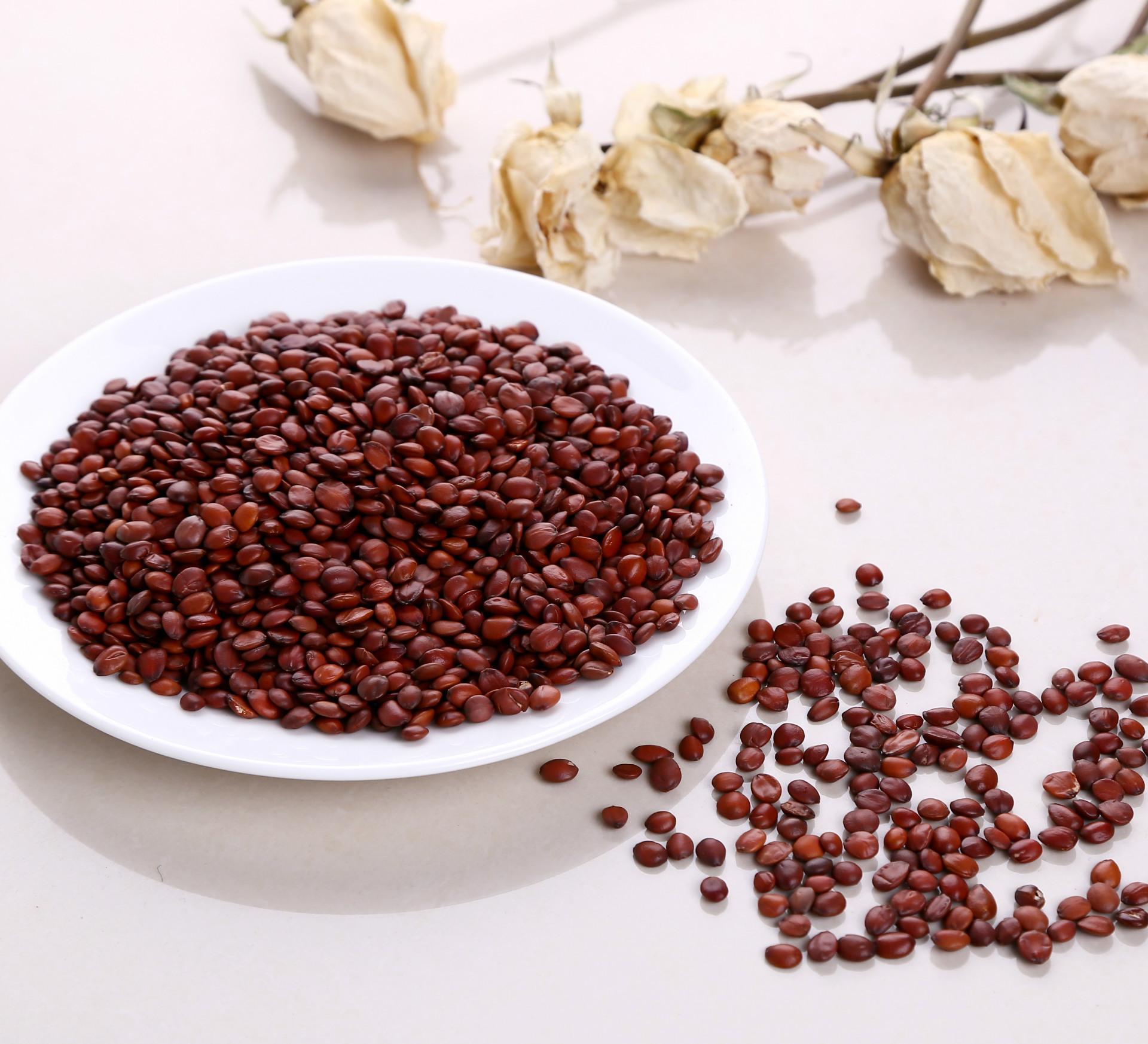 使用酸枣仁加入温水饮用具有清热的功效,能够用来治疗体虚胸闷所导致