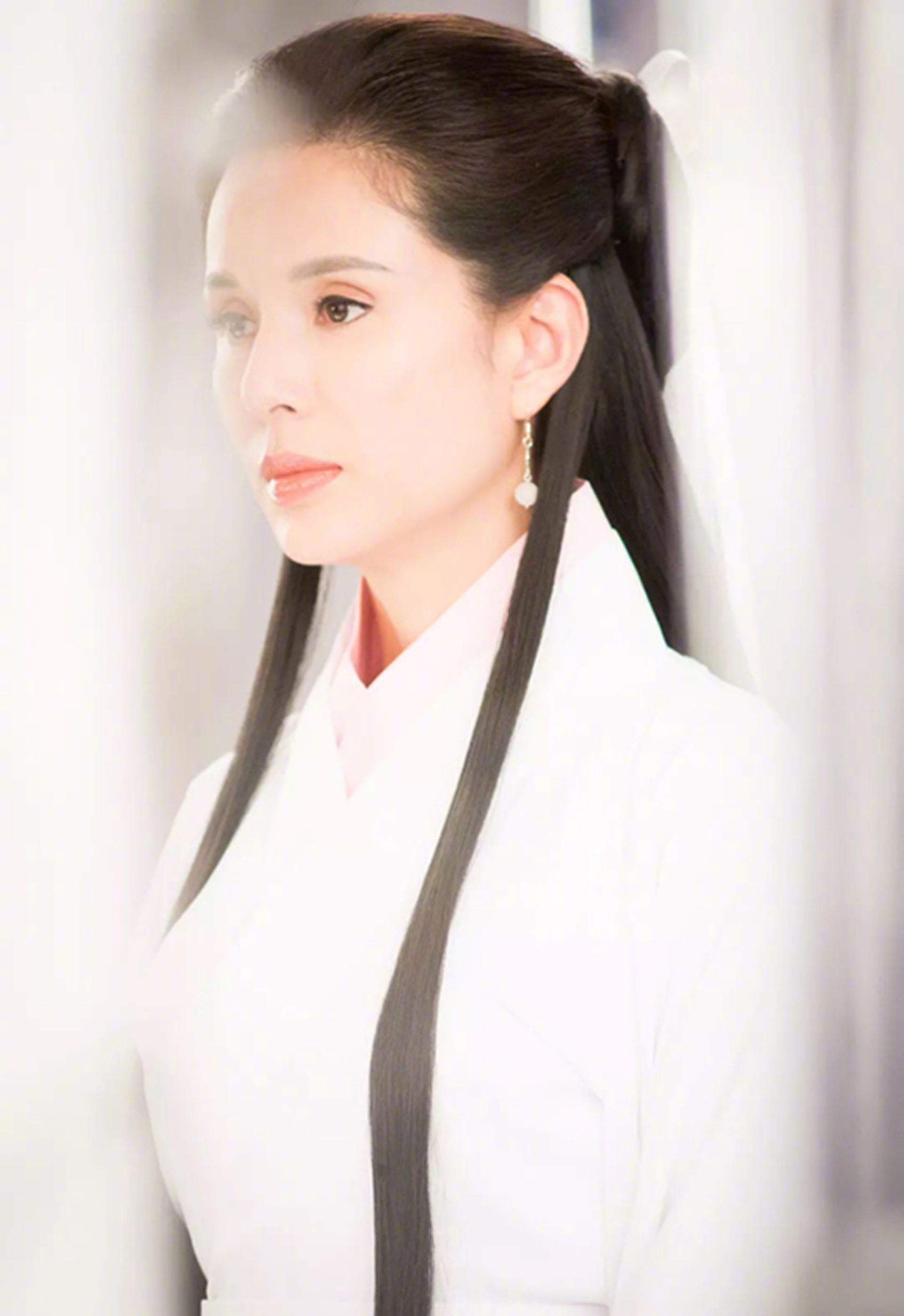 李若彤一袭白衣二十年后再演小龙女,树下舞剑仙气不减当年