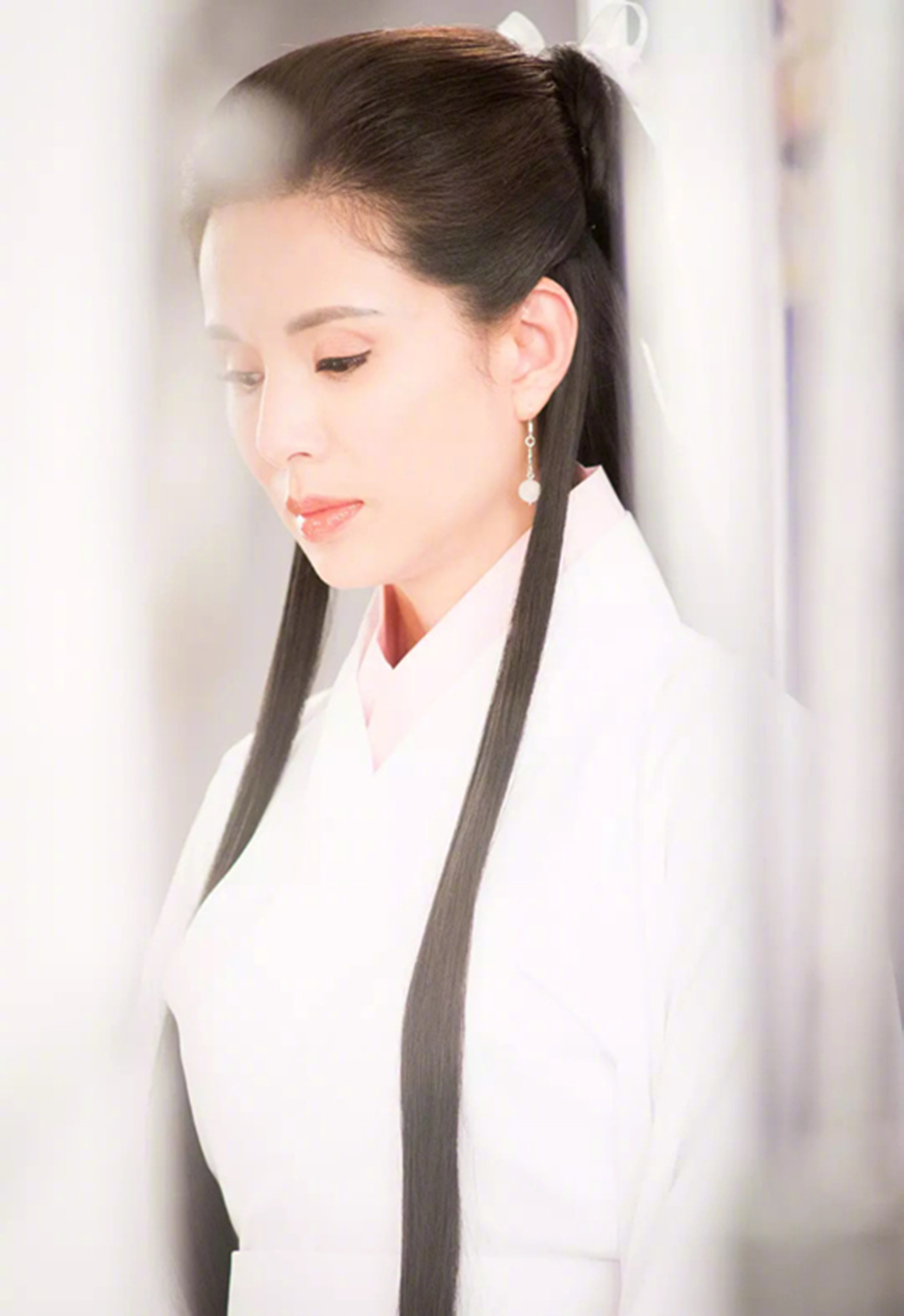 11日,网络上传出了一组李若彤重新穿上戏服来扮演小龙女的照片,时隔二